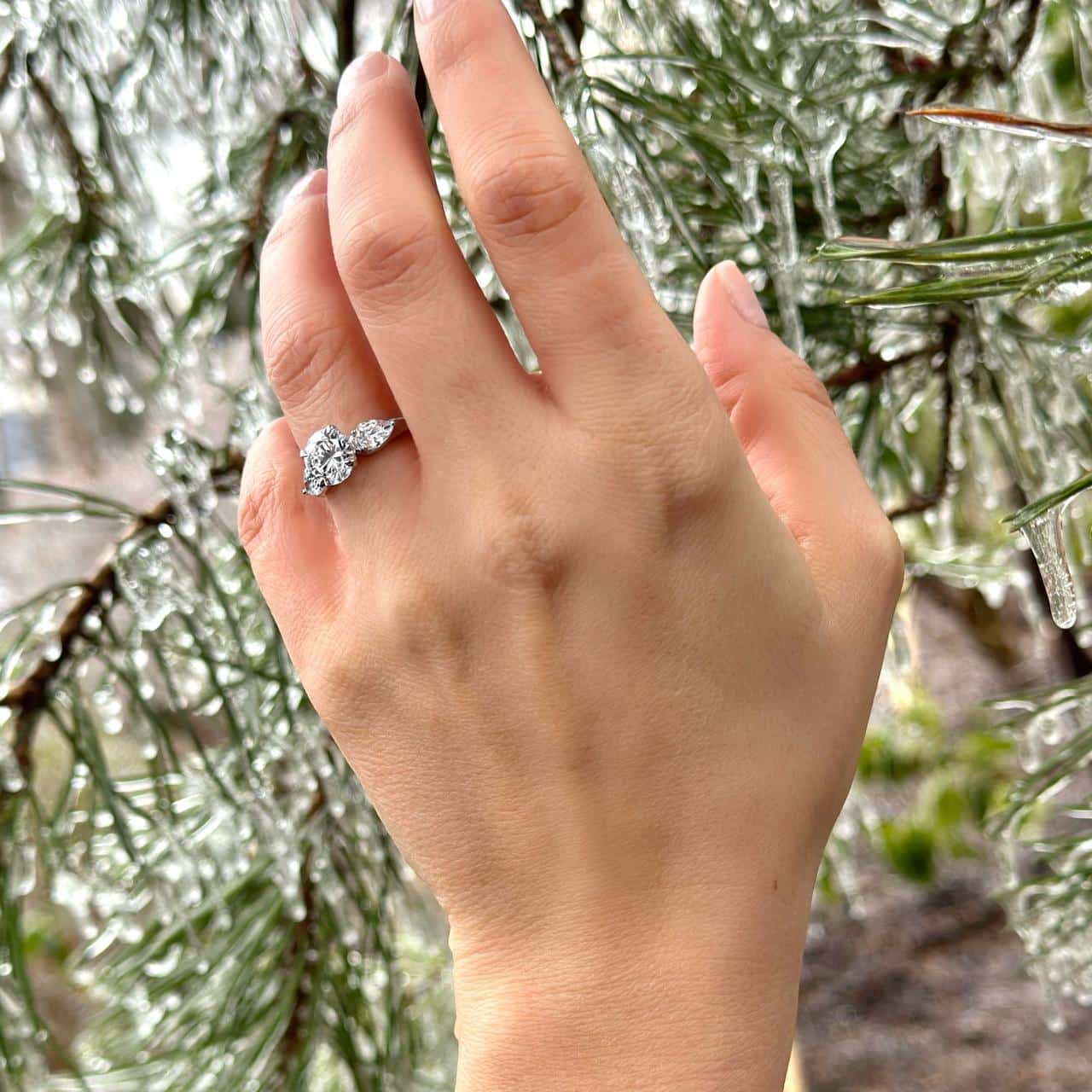 Ein Ring-Klassiker mit funkenden Steinen aus Sterling Silber vor traumhafter Kulisse in Gstaad