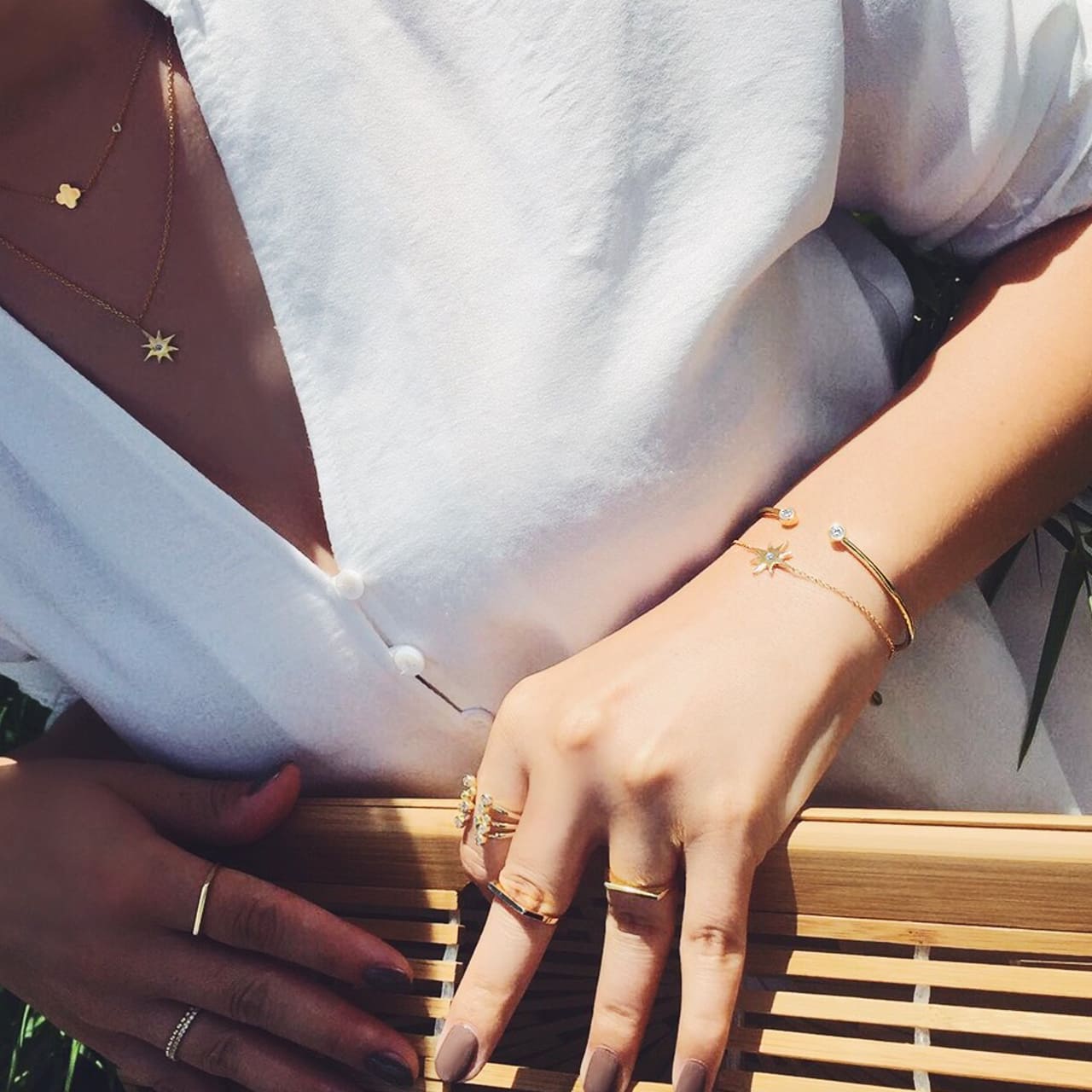 Filigraner Goldschmuck zum  Beach-Look und Cult Gaia Tasche in Lausanne