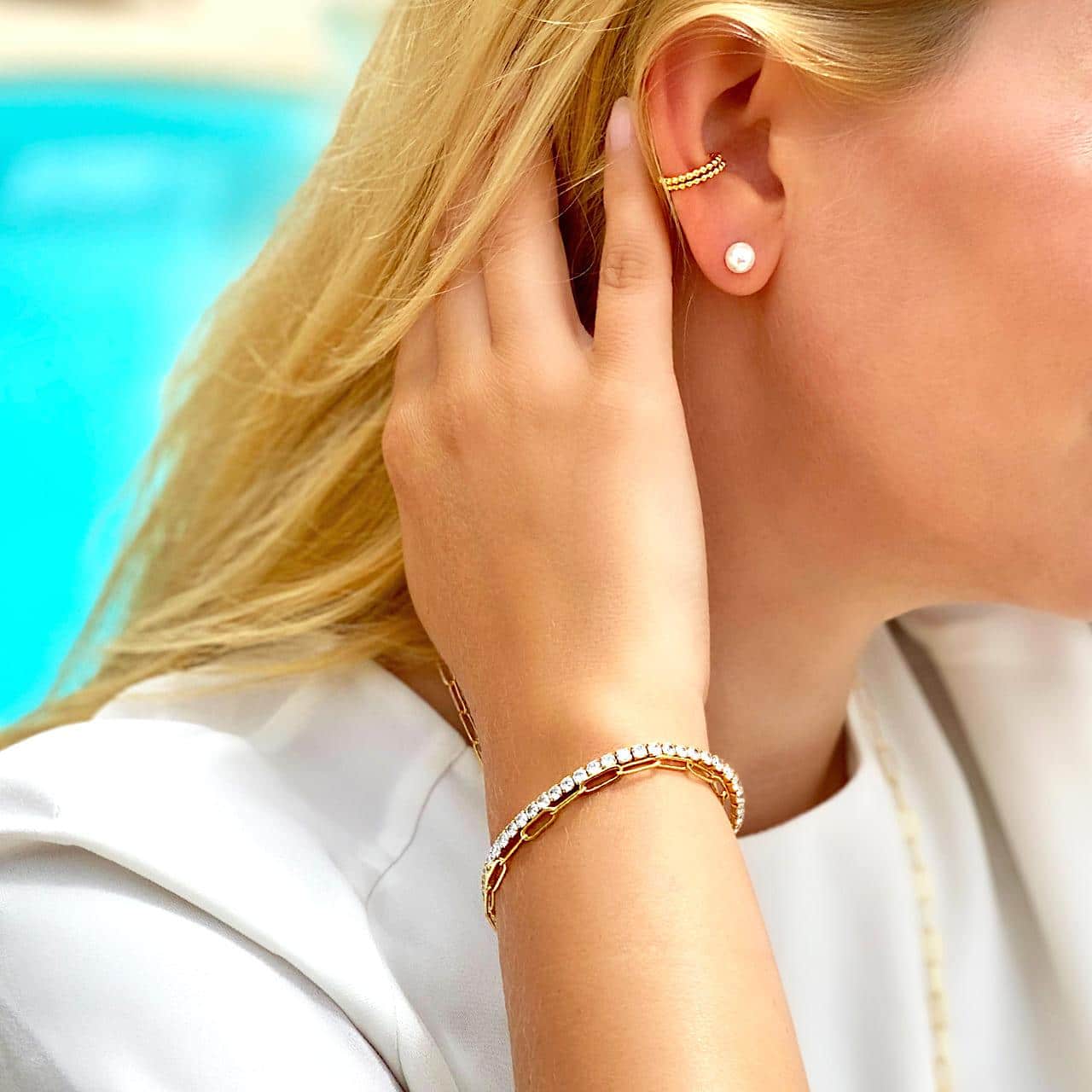 Ear Cuffs im Kugel-Desing aus vergoldetem Sterling Silber gestylt zu goldenen Armbändern und Perlenohrringen im Spa Resort im Berner Oberland 