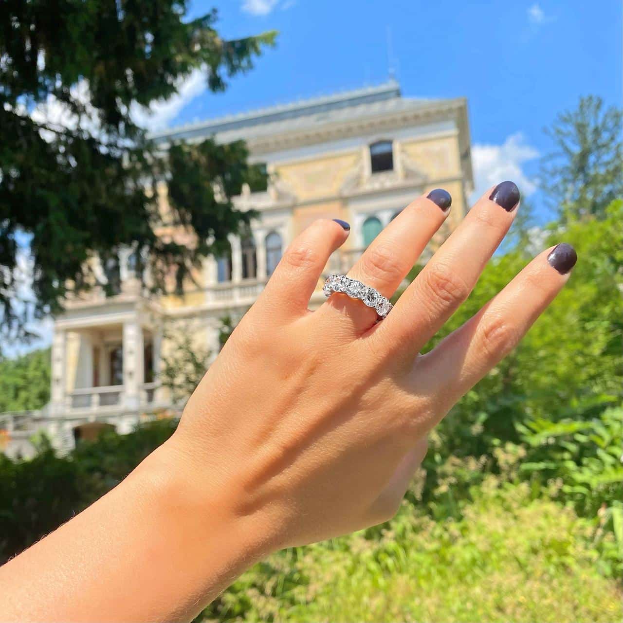 Allianzring mit grossen Steinen gefertigt aus Sterling Silber von Schweizer Schmuckmarke wird im Park der Villa Patumbah im Seefeld Zürich getragen