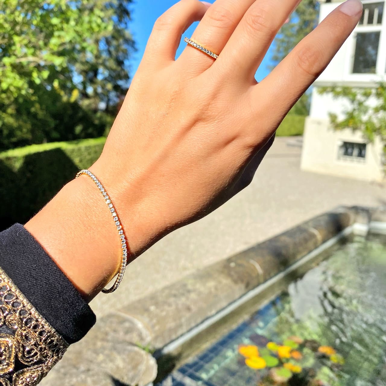 Goldenes Tennisarmband mit funkelnden Zirkonia getragen im Engadin Feines Tennisarmband aus 18 Karat vergoldetem Silber 925 im Engadin
