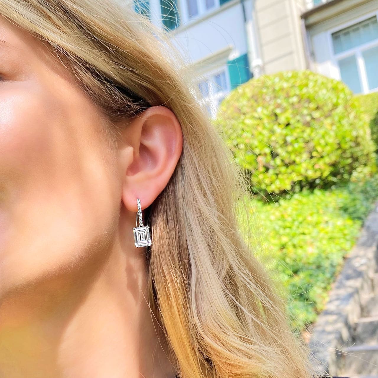 Silberne Ohrhaken mit edlem Zirkonia im Emerald Cut getragen in Solothurn Edle Ohrhaken aus Sterling Silber 925 mit Stein im Smaragd-Schliff in Solothurn gestylt