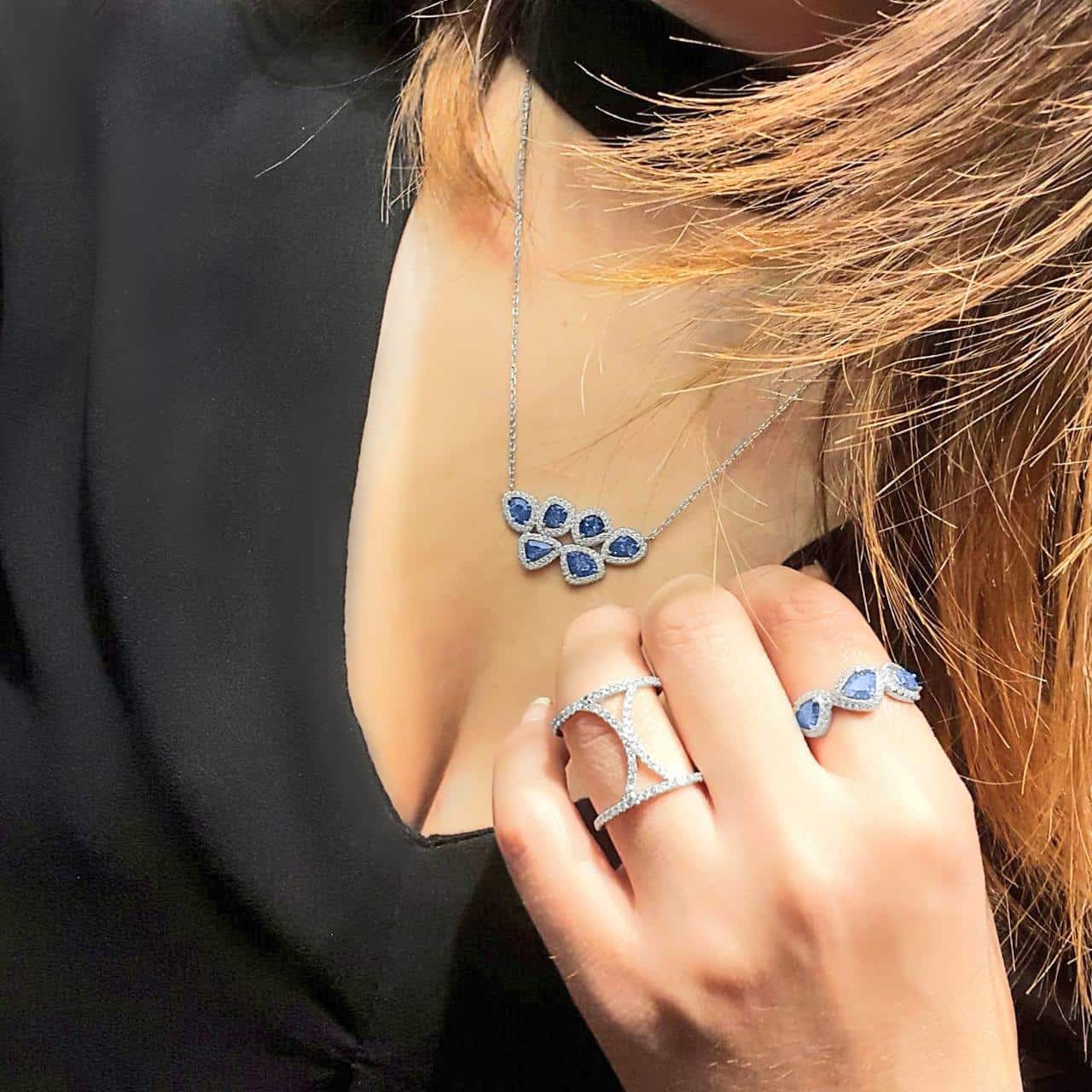 Silber-Schmuckstücke mit ausgefallenen rauchblauen Steinen und funkelnden Zirkonia für einen auffälligen Look im Wellness Hotel Zermatt