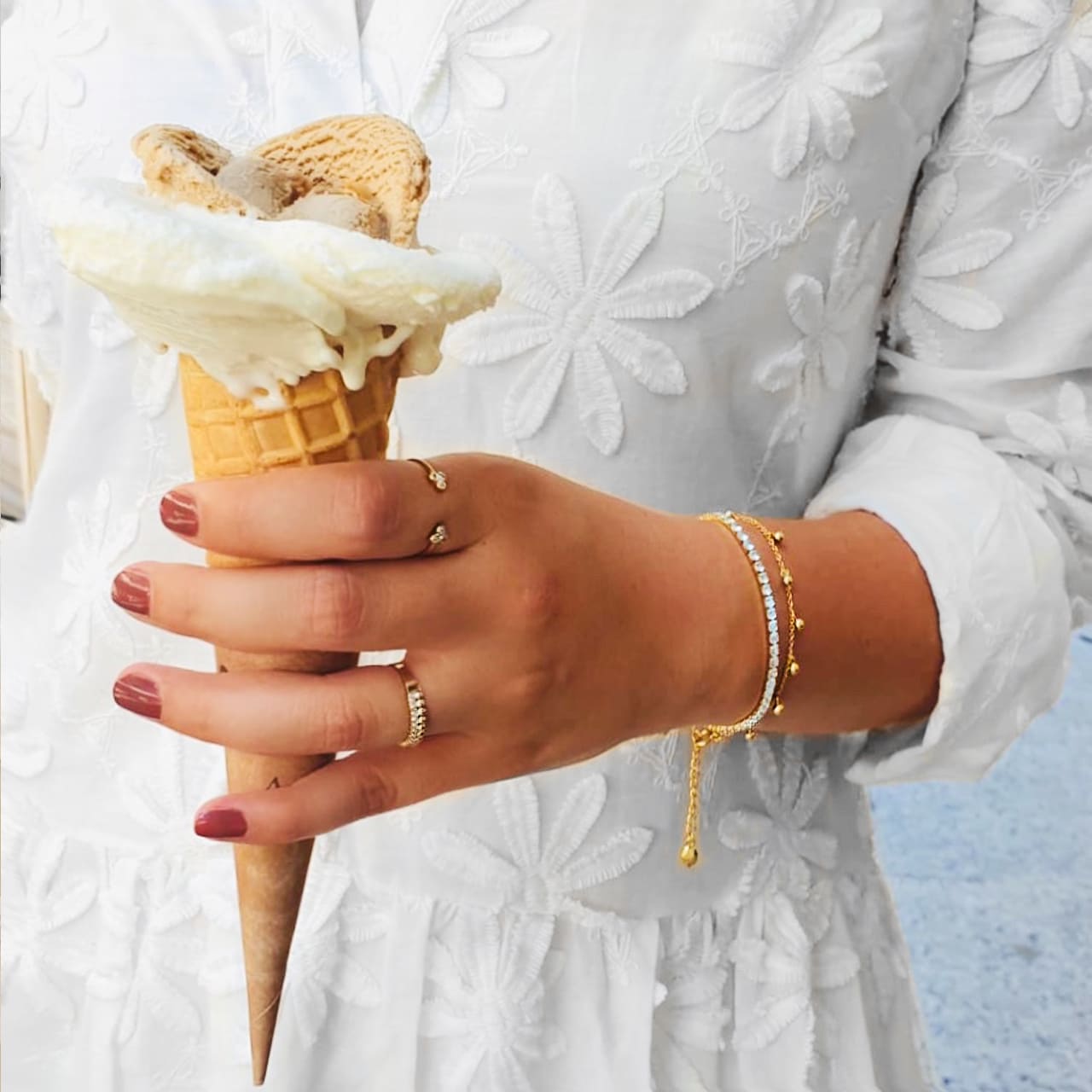 Goldene Armbänder und Ringe getragen von Model mit weissem Kleid in Mendrisio