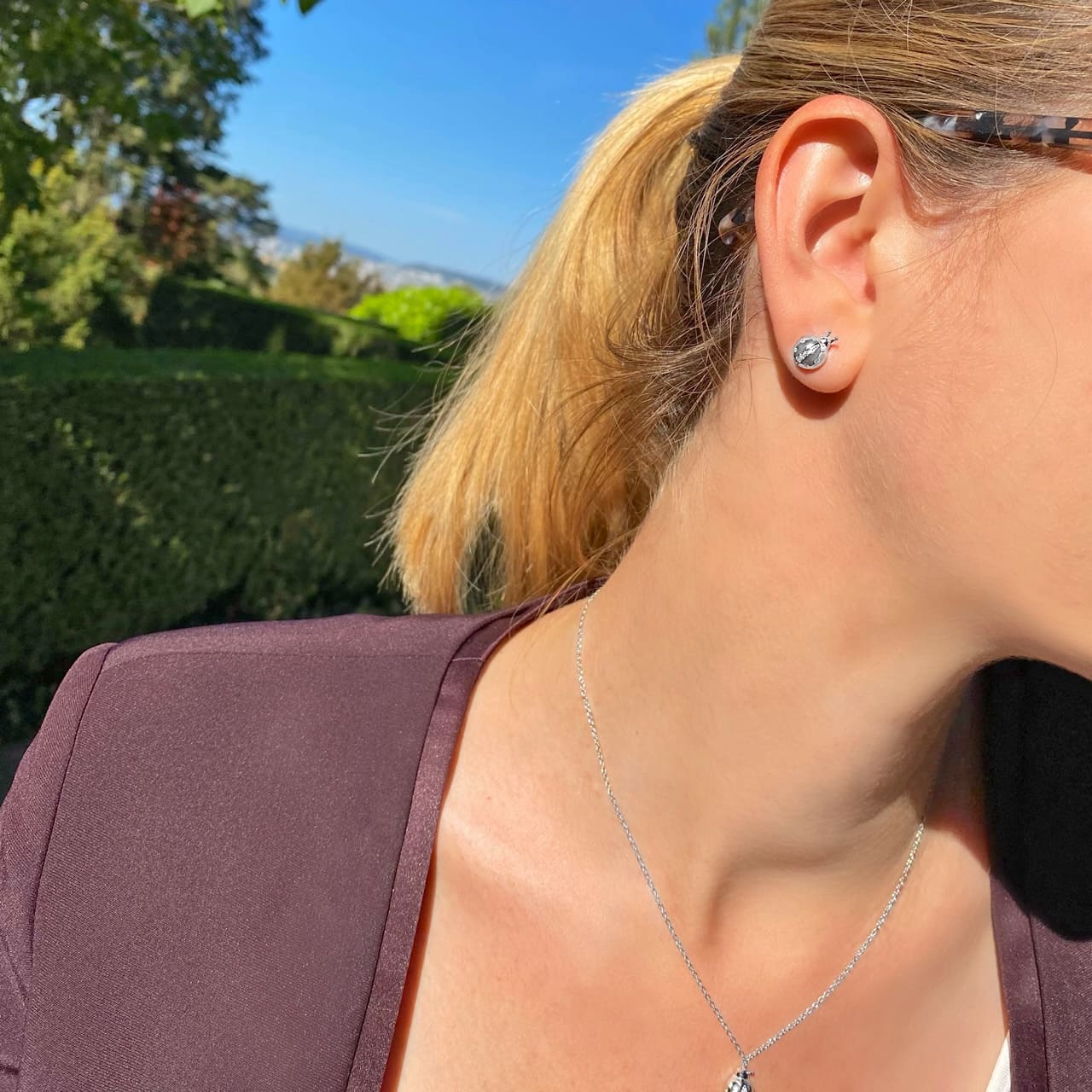 Marienkäfer-Ohrstecker aus Sterling Silber 925 mit funkelnden Zirkonia getragen in Winterthur 