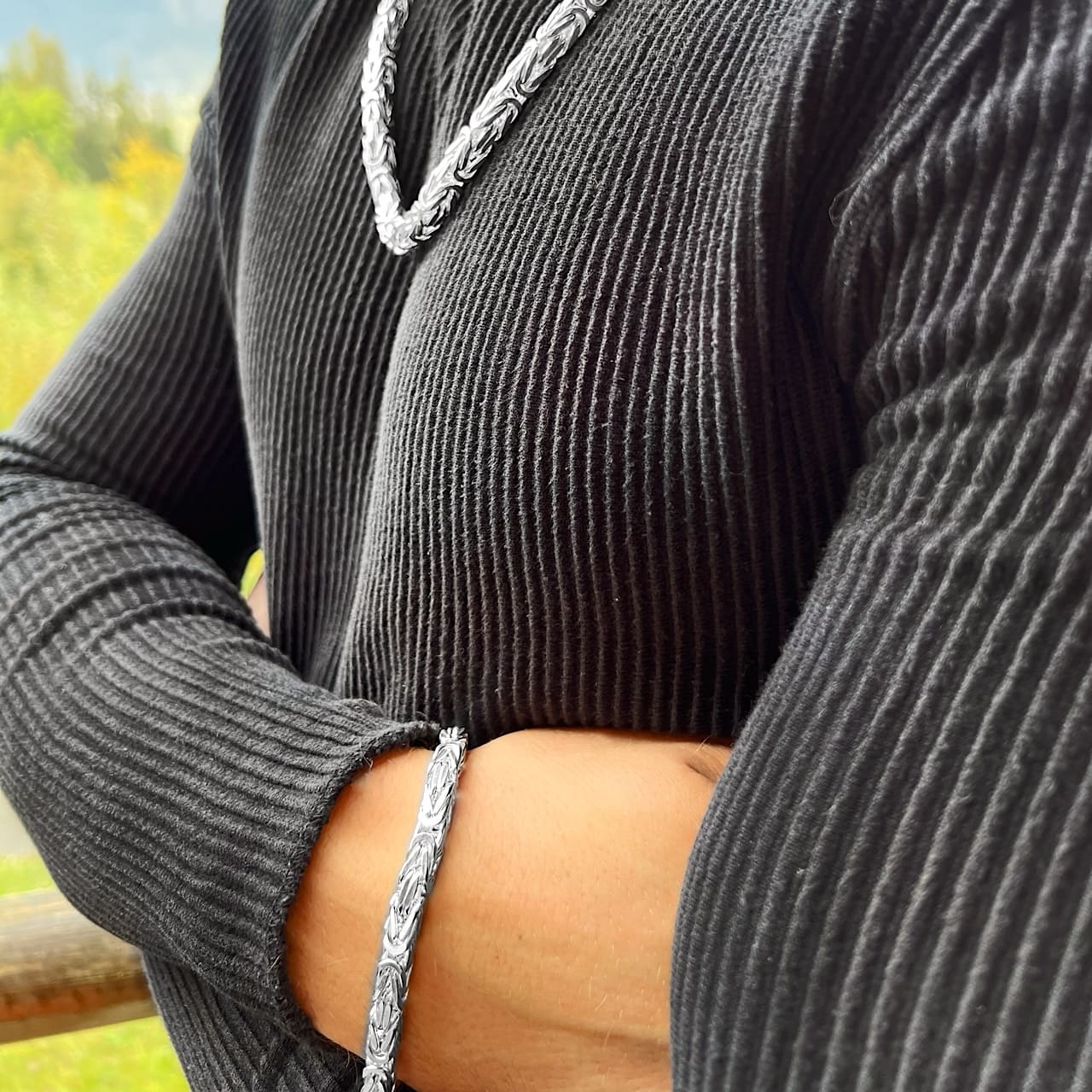Silbernes Königsketten-Armband für Männer getragen auf dem Uetliberg