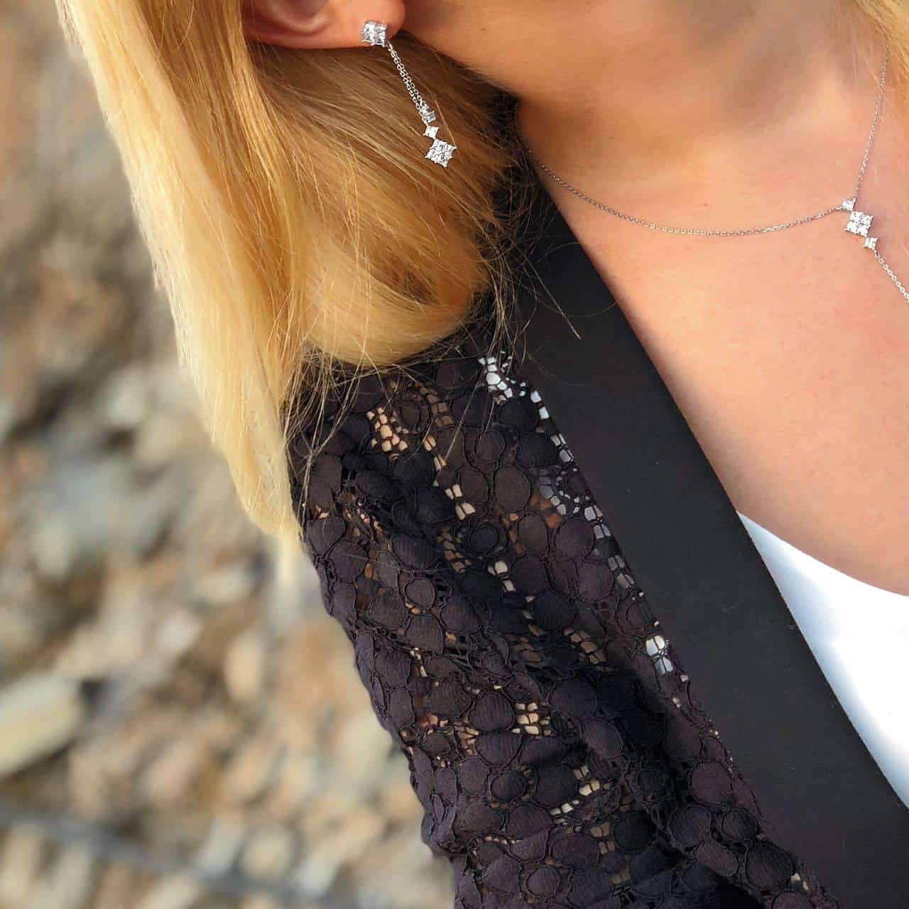 Blonde Frau trägt edle Ohrringe mit Princess Cut Steinen aus Sterling Silber in St. Moritz