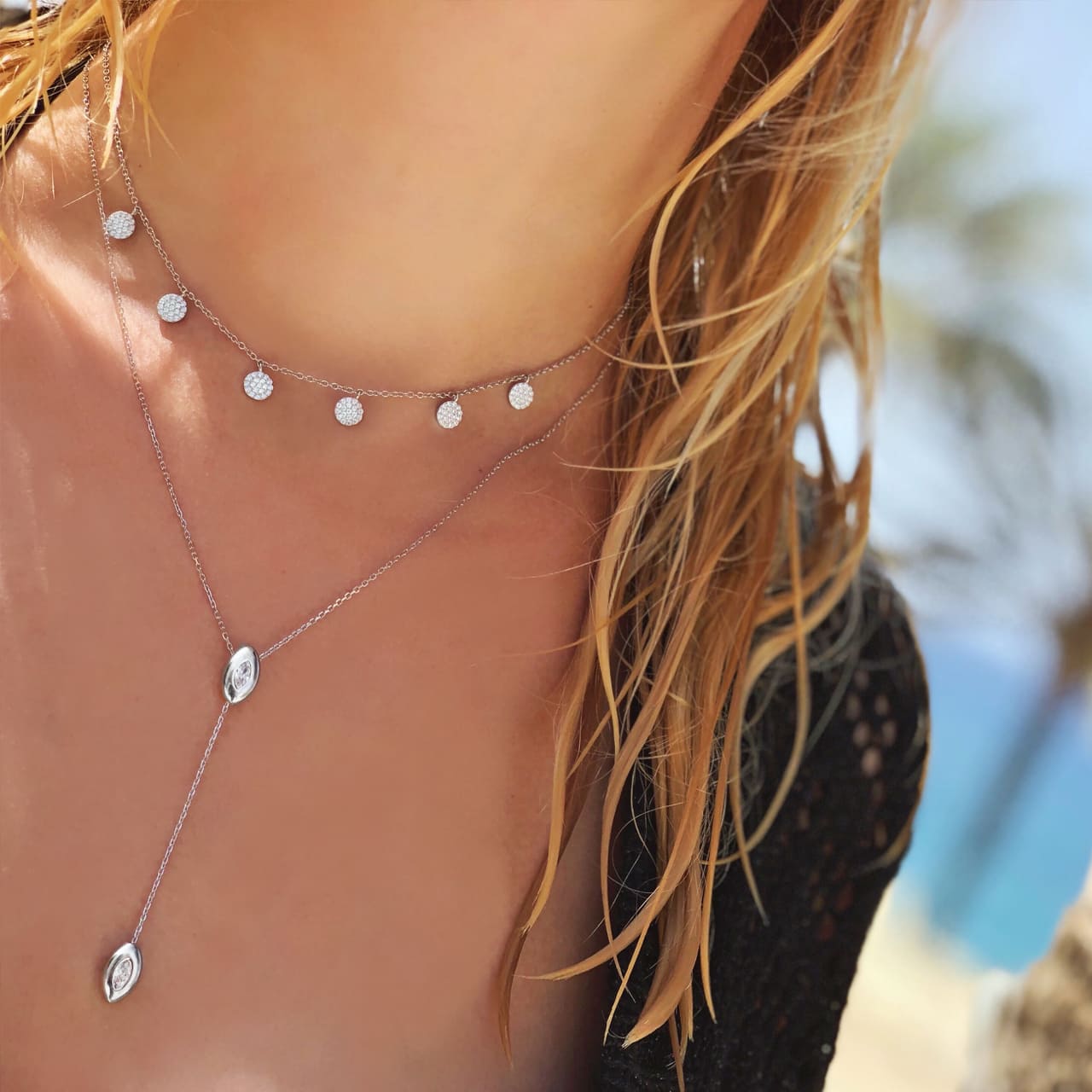 Y-Halskette mit Blättchen-Halskette aus Sterling Silber modisch in Szene gesetzt am Lago Maggiore