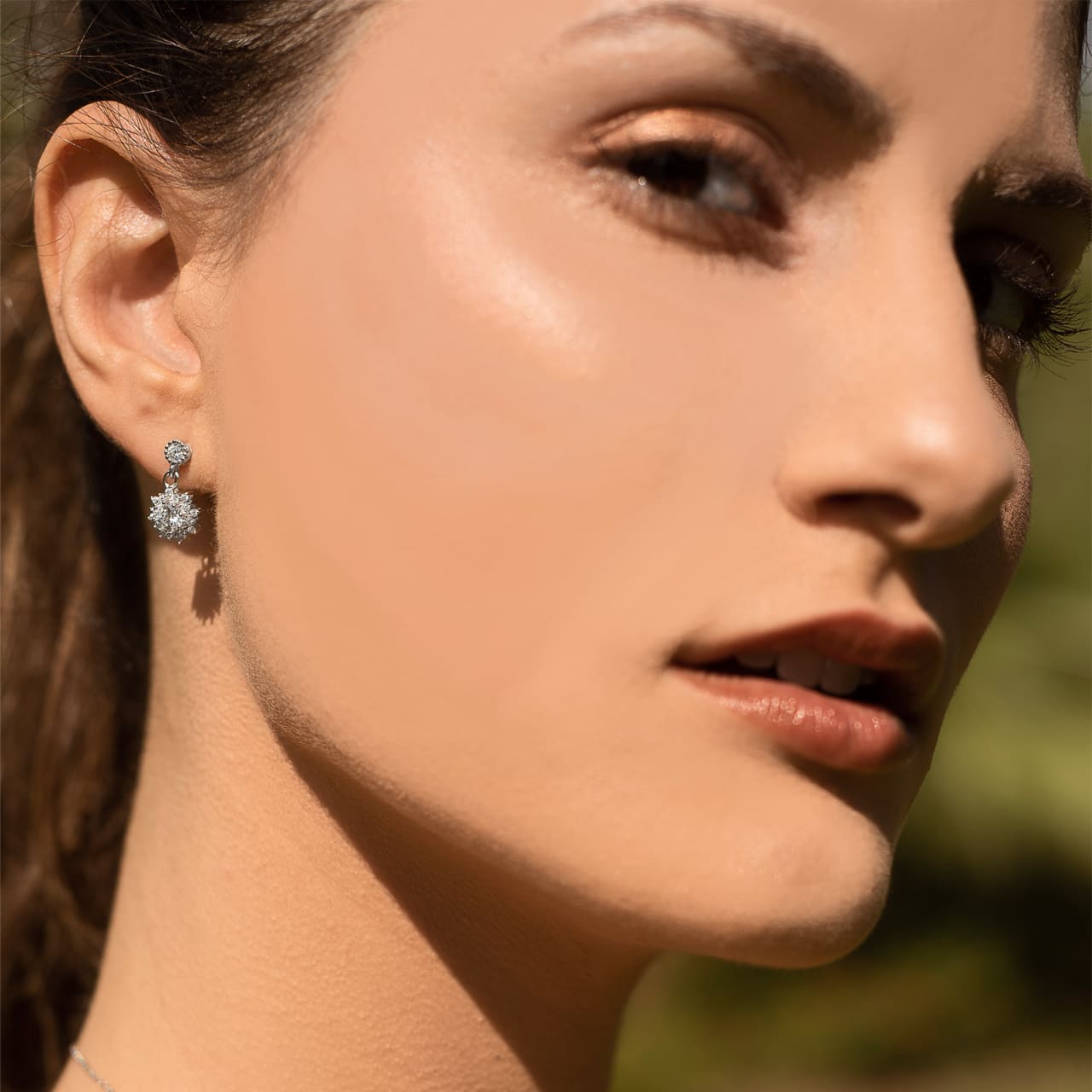 Model trägt klassische Ohrringe aus Sterling Silber bei Shooting in Bern