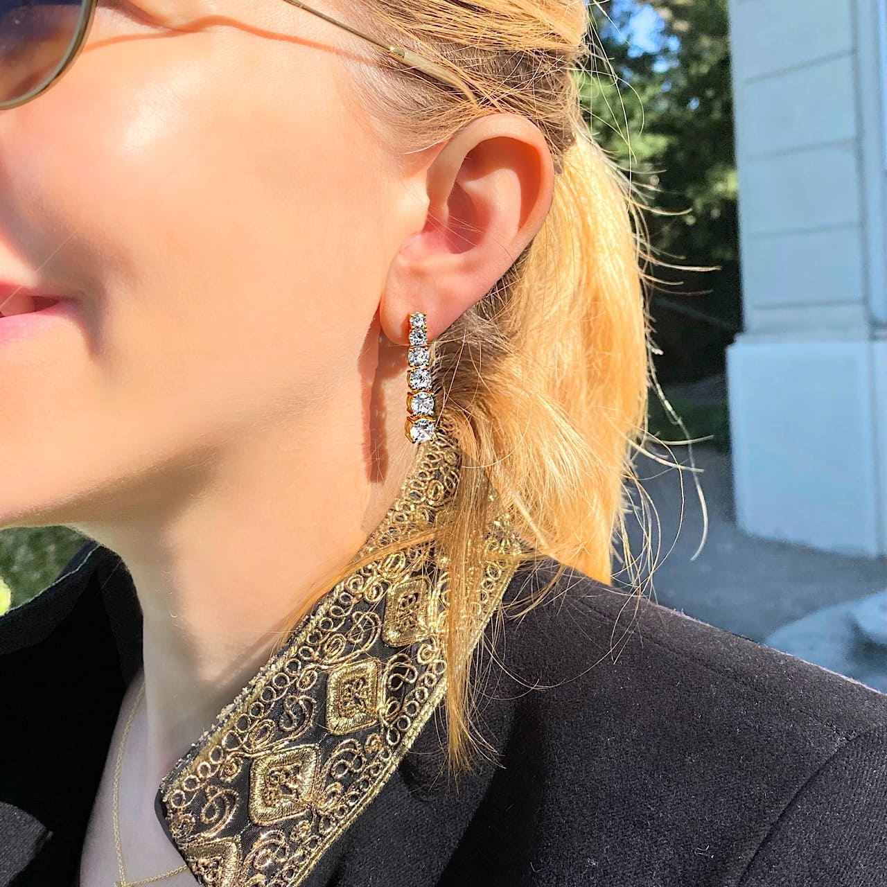 Funkelnde Ohrringe aus vergoldetem Silber und weisse Zirkonia getragen in Gstaadt 