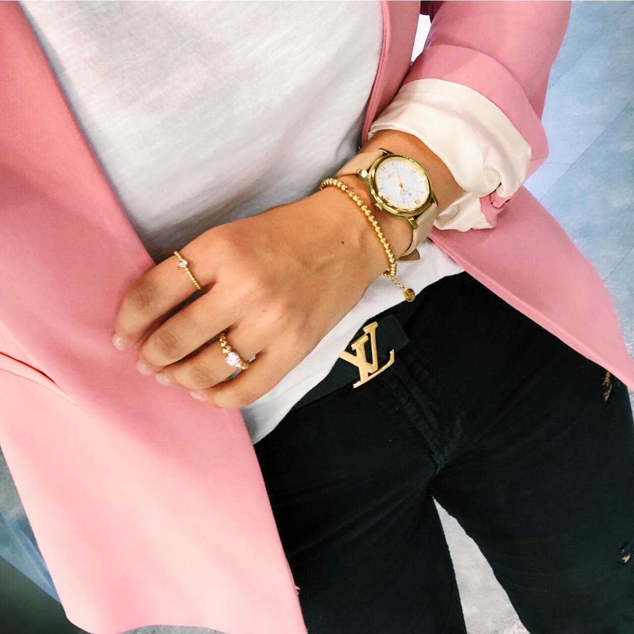 Goldene Damenuhr zum modernen Businesslook mit Rosa Blazer, LV Gürtel und Goldenem Schmuck kombiniert wird zu einem Meeting in Bern getragen