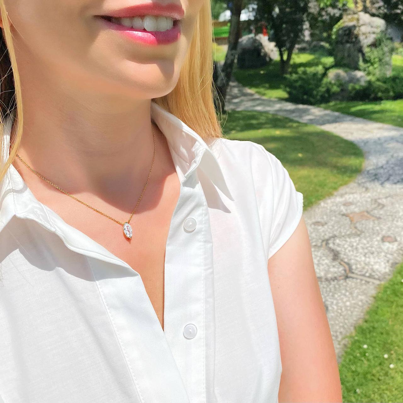 Blondes Model trägt Halskette aus 18 Karat vergoldetem Silber mit Kettenanhänger mit Zirkonia im Marquise-Schliff in Schweizer Park