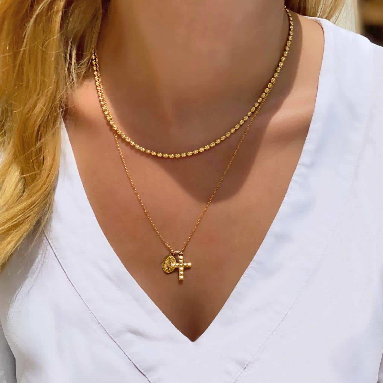 Kreuz-Halskette mit Maria Medaillon aus 18 Karat vergoldetem Steling Silber getragen in Luzern