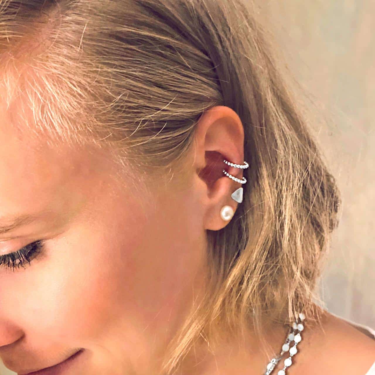 Mehrere Silberohrringe und Ear Cuffs zum modernen Ear Party Look in Züricher Bahnhofstrasse gestylt 