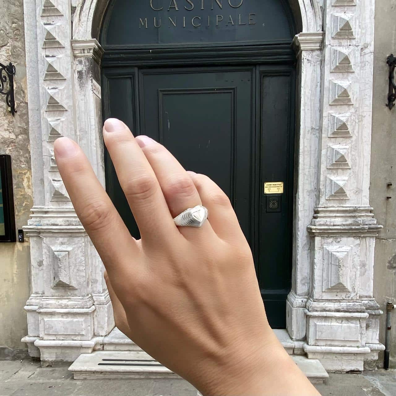 Moderner Herzring aus Sterling Silber 925 vor Kathedrale in Lugano