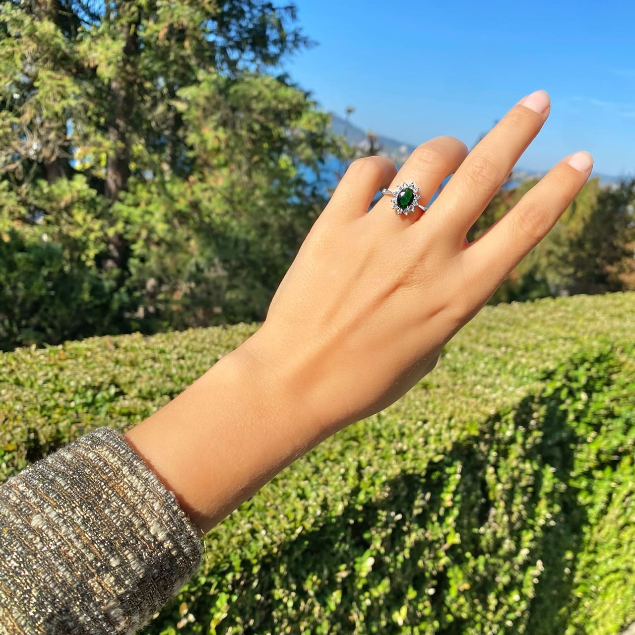 Klassischer Ring aus Sterling Silber mit smaragdgrünem ovalen Stein und weissem Zirkonia Kranz getragen beim Stadtturm in Baden