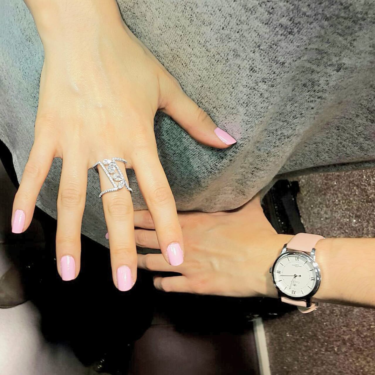 Ausgefallener Statement Ring mit Steinen in unterschiedlichen Schliffen cool kombiniert zur rosa Uhr und rosa Nagellack bei Juwelier in Zürich