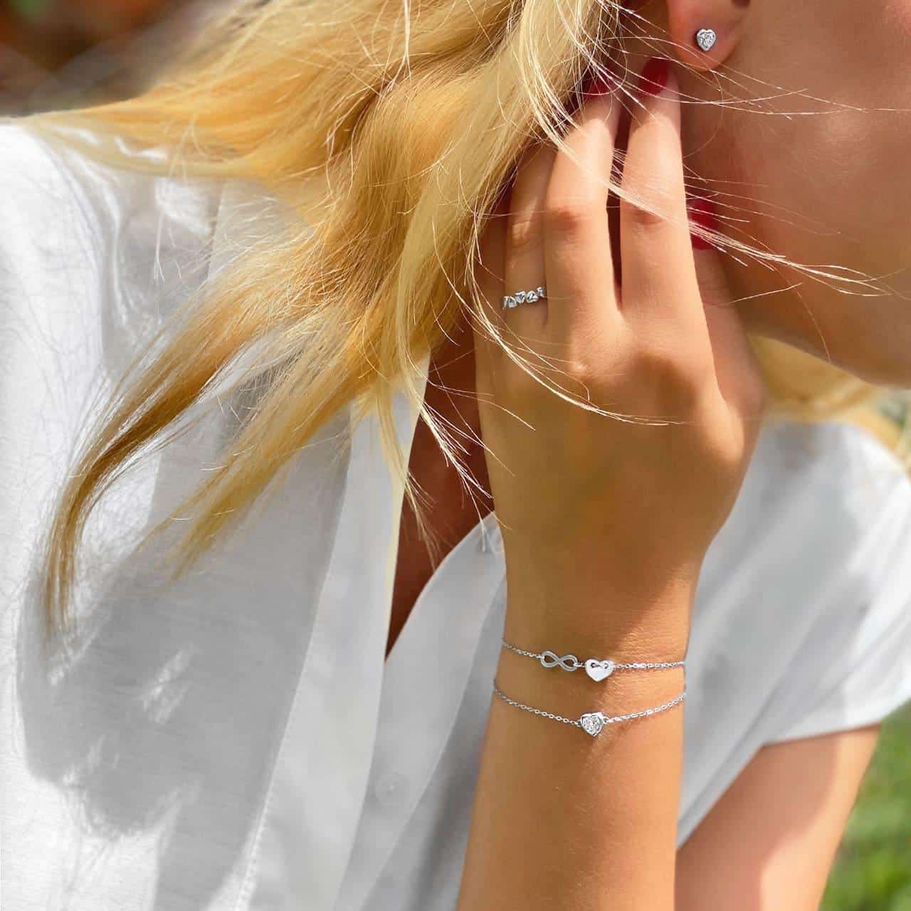 Ring und Armbänder mit Herz und Infinity-Symbol aus Sterling Silber  vor der Kapellbrücke in Luzern