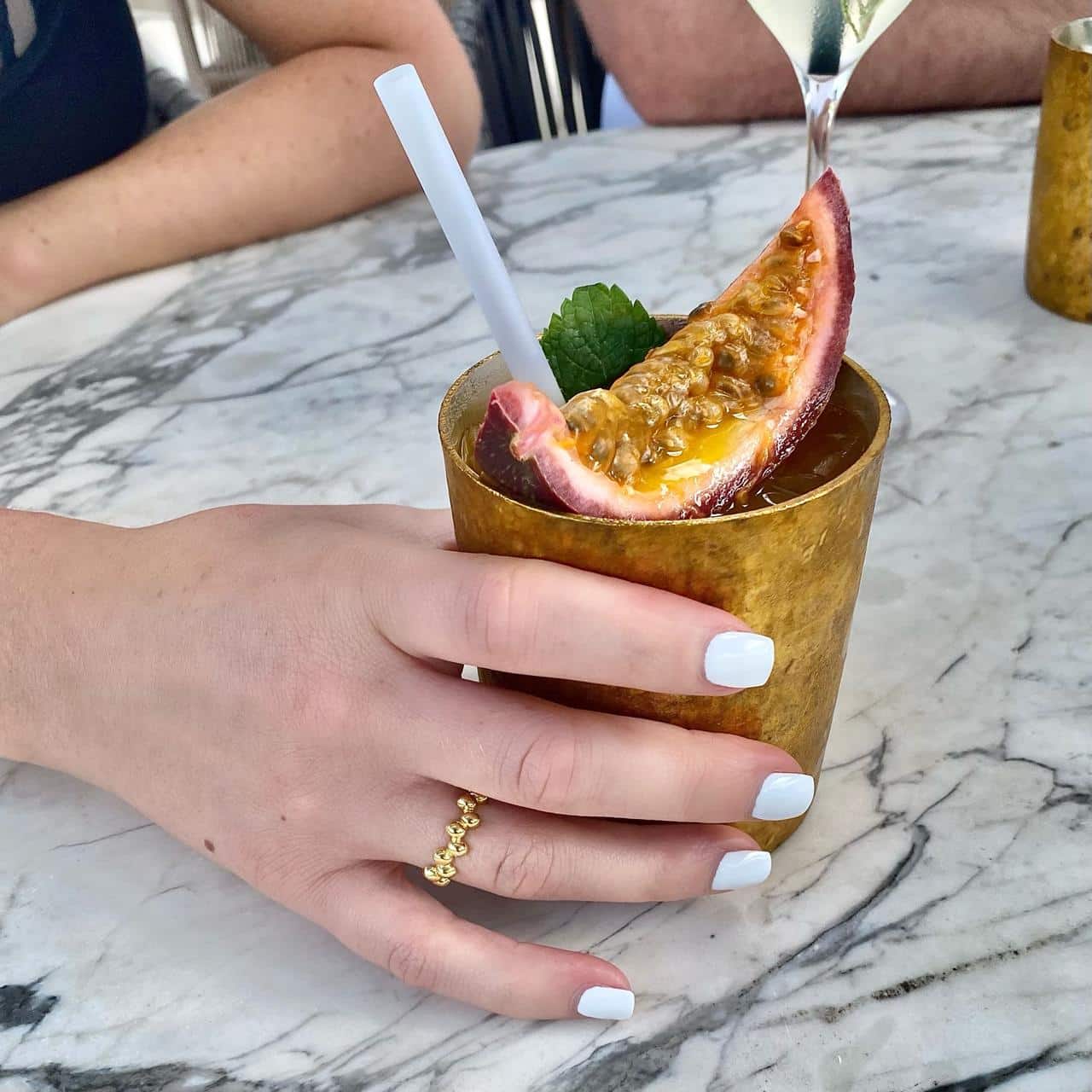 Goldener Ring aus 18 Karat vergoldetem Sterling Silber für Drinks auf der Terrasse des Hotel Alex Thalwil