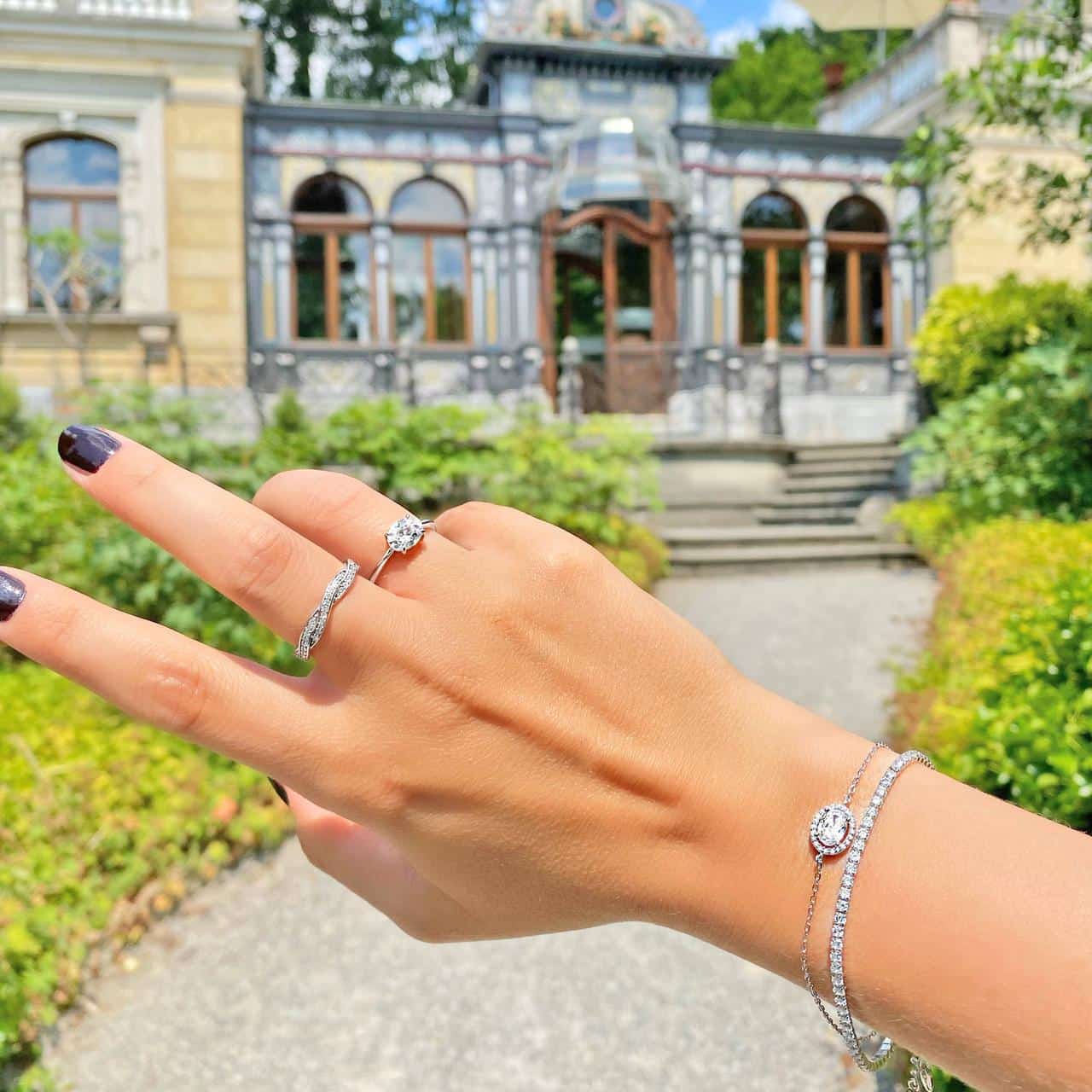 Ring aus Sterling Silber mit ovalem Zirkonia mit Kranz gestylt zu weiterem Schmuck vor Villa in Zürich