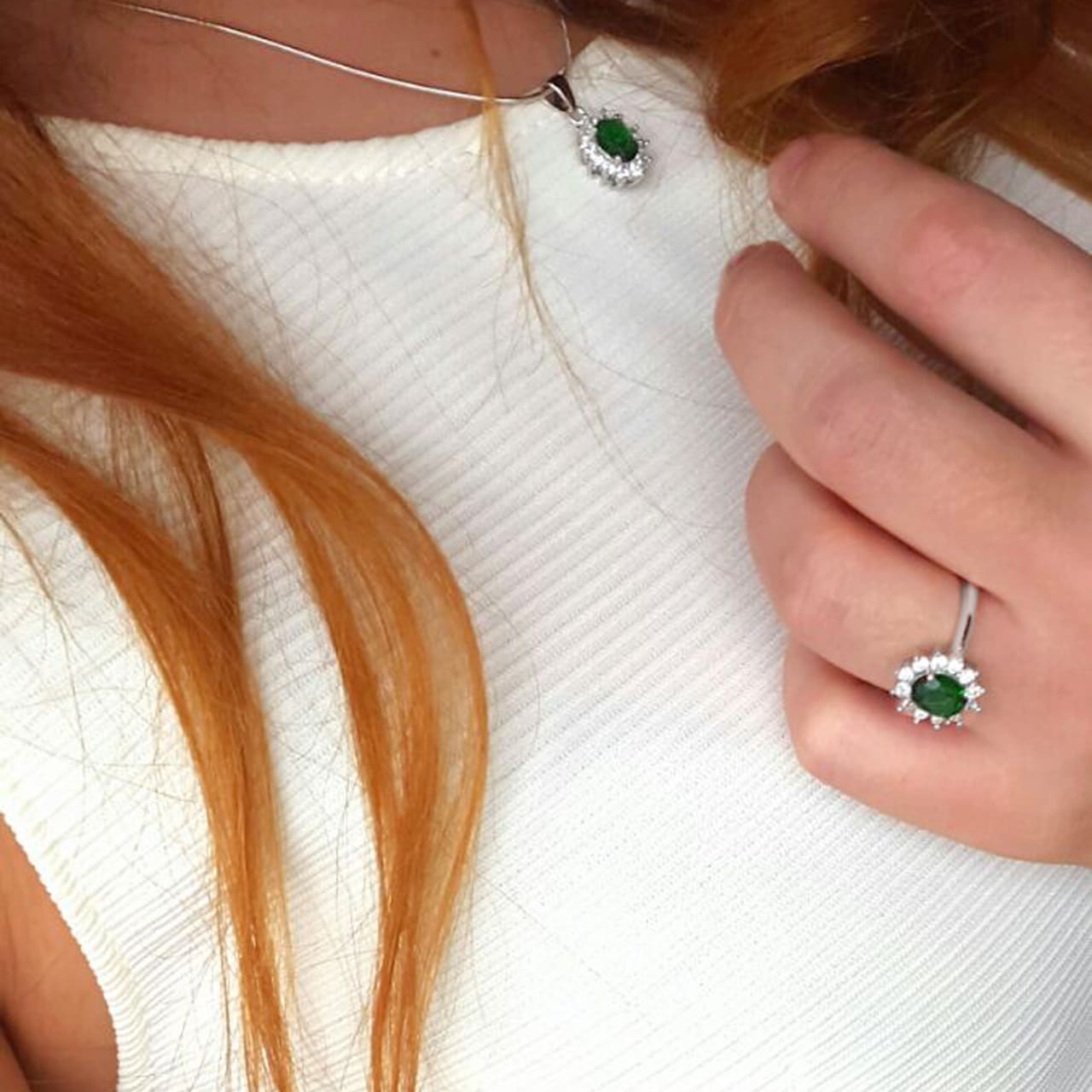 Ring mit ovalem grünem Stein und weissen Zirkonia aus Sterling Silber zur passenden Halskette gestylt in Bern