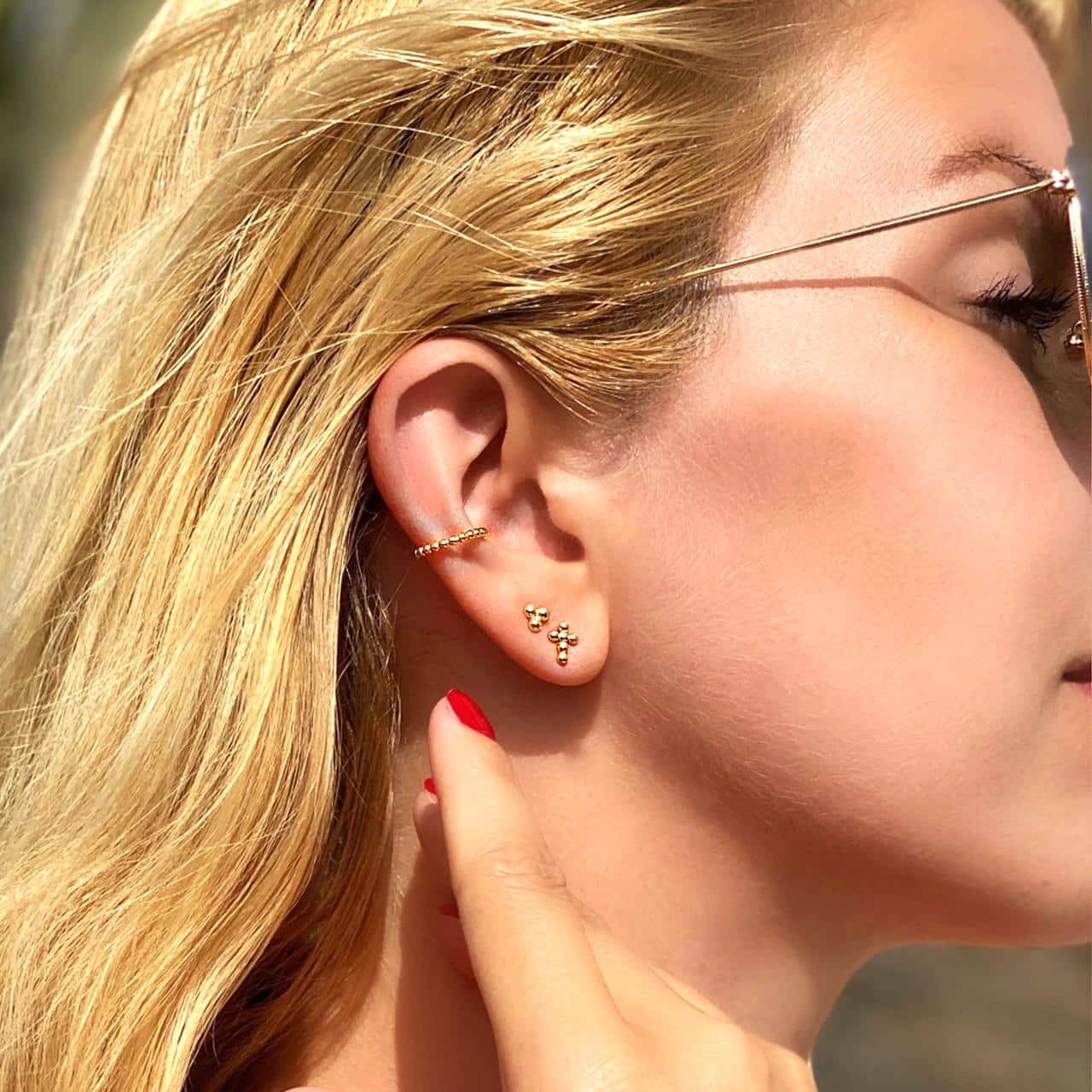 Moderner goldener Ear Cuff zu weiteren angesagten goldenen Ohrsteckern für den Ear Candy Look gestylt in Arosa