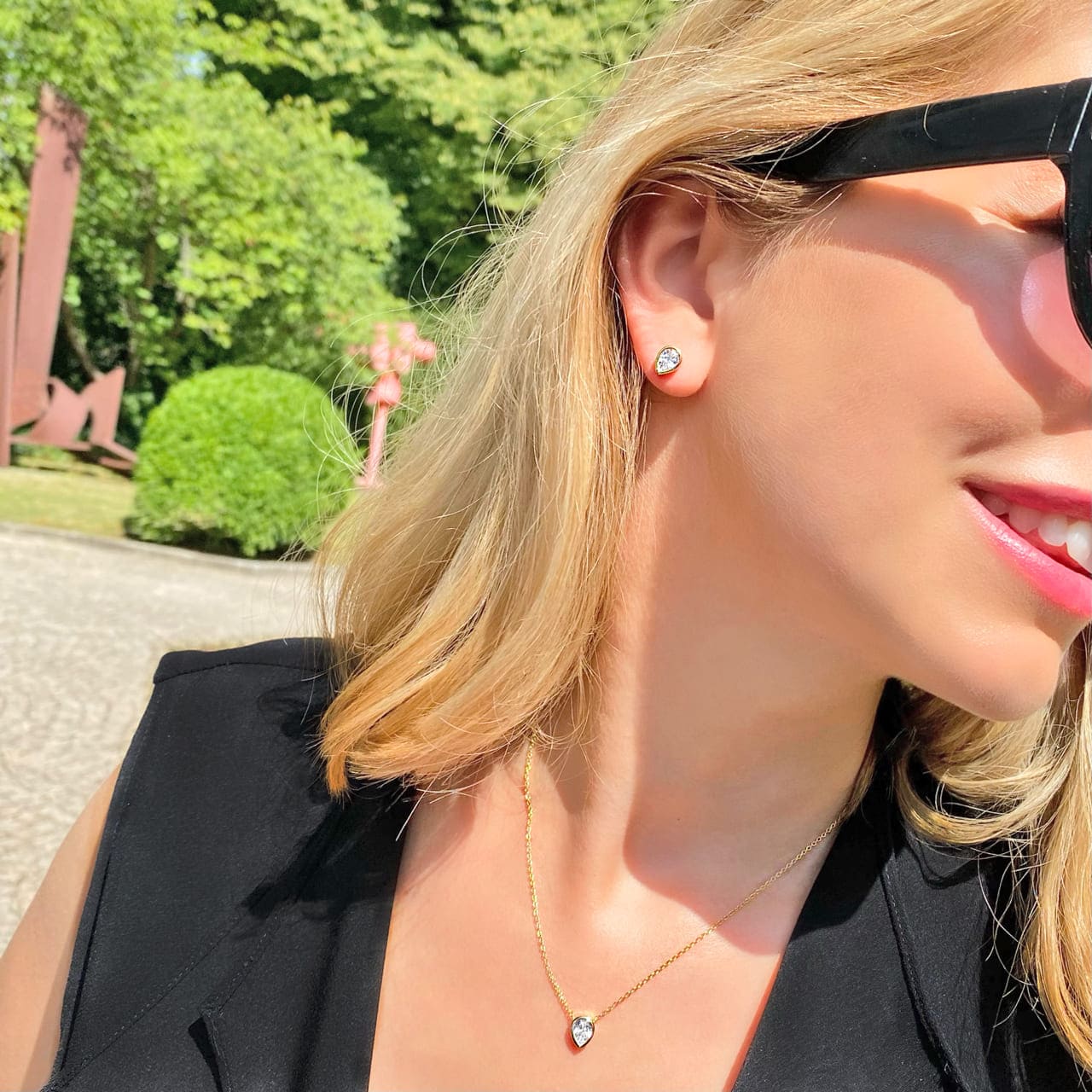 Goldene Solitär-Ohrstecker mit Zirkonia im Tropfenschliff und modischer Fassung getragen in Meilen Solitär-Ohrringe im Pear-Schliff und modischer Zargenfassung aus vergoldetem Sterling Silber getragen in Meilen