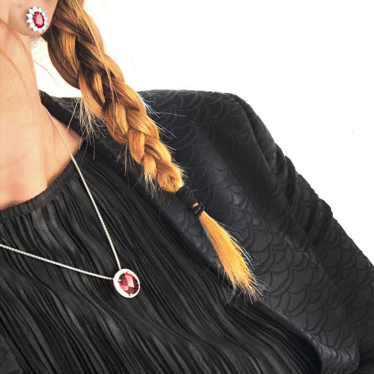 Klassische Ohrringe mit rotem Stein und weissen Kranz aus Sterling Silber gestylt in Basel