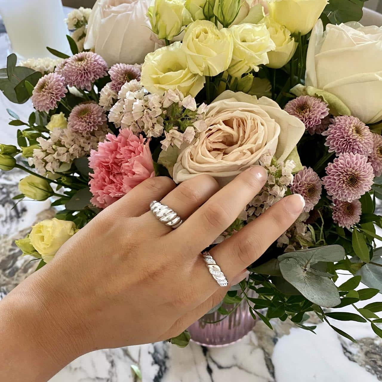 Silberner Croissant-Ring mit Silberring mit funkelnden Zirkonia und pastellfarbenen Blumenstrauss