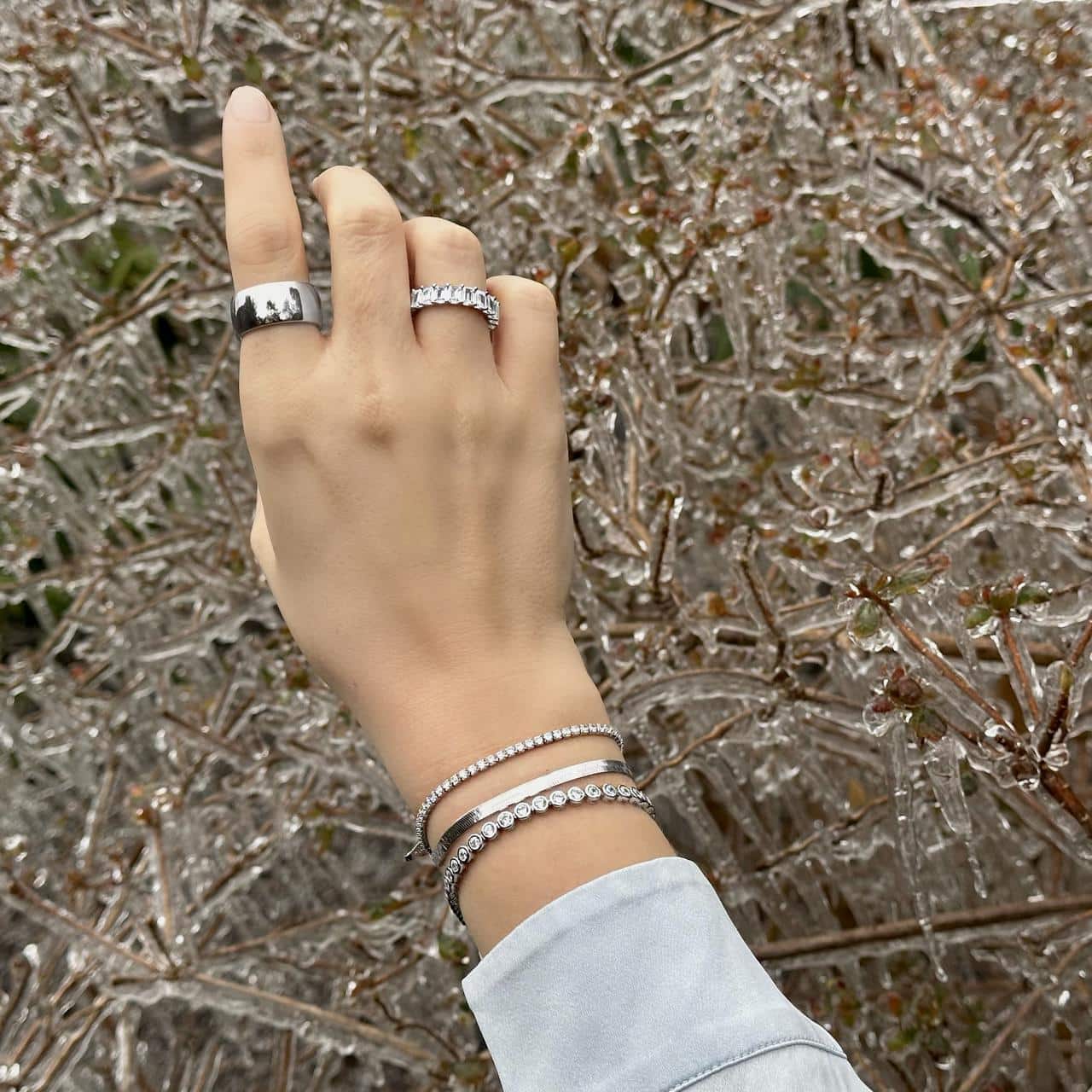 Armbänder aus Sterling Silber im Layering Look perfekt kombiniert im Park in Zug