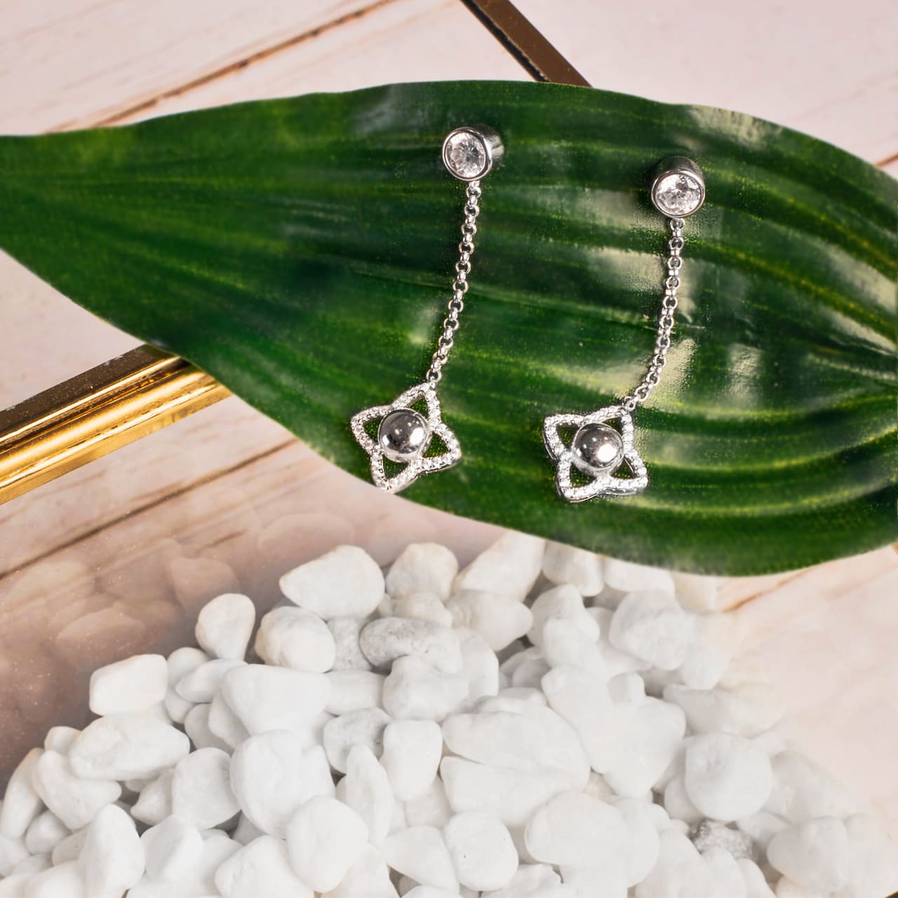Ohrringe aus Silber im Design das die Flora und Fauna der Schweiz modisch interpretiert 