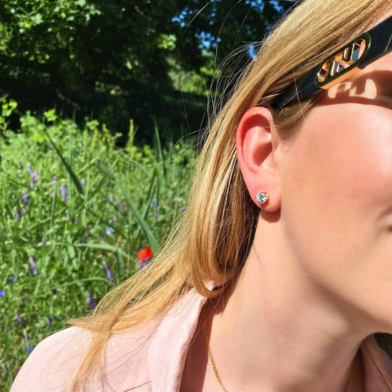 Klassischer Zirkonia Ohrstecker mit vier Krappen aus 18 Karat vergoldetem Sterling Silber zur Fendi Brille im Klostergarten Allerheiligen Schaffhausen