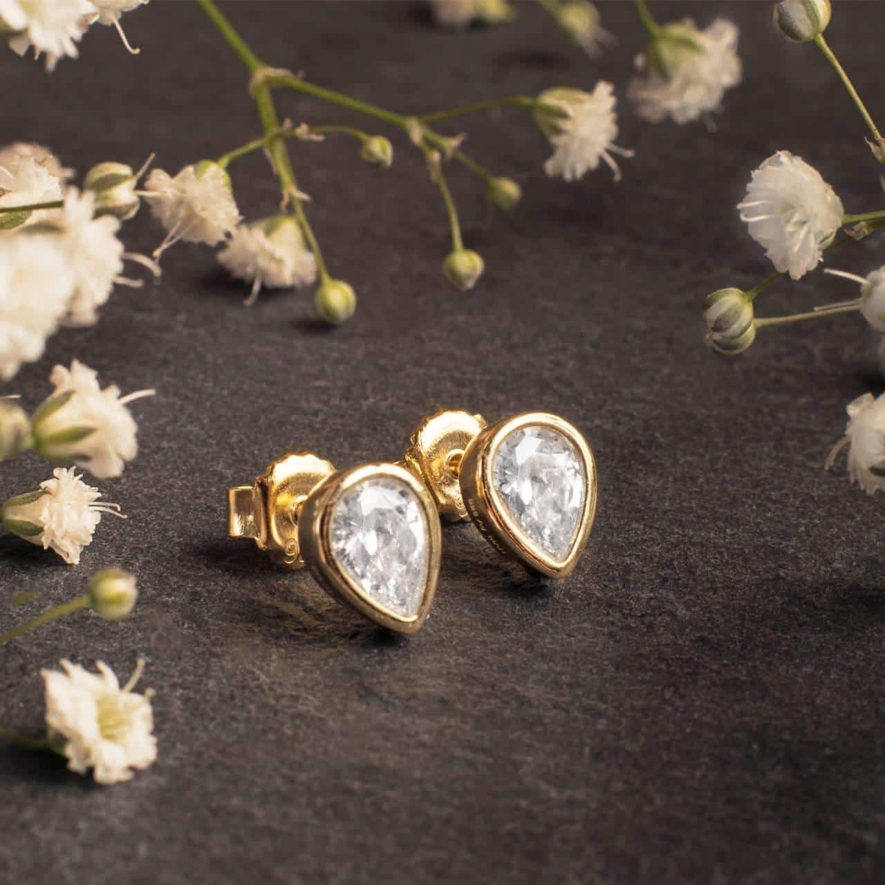 Goldene Ohrstecker mit Steinen im Tropfenschliff von Schweizer Marke CANDY Ohrringe mit Steinen im Tropfenschliff in Zargenfassung aus Silber 925 mit 18 Karat Gold in Schweizer Online Shop