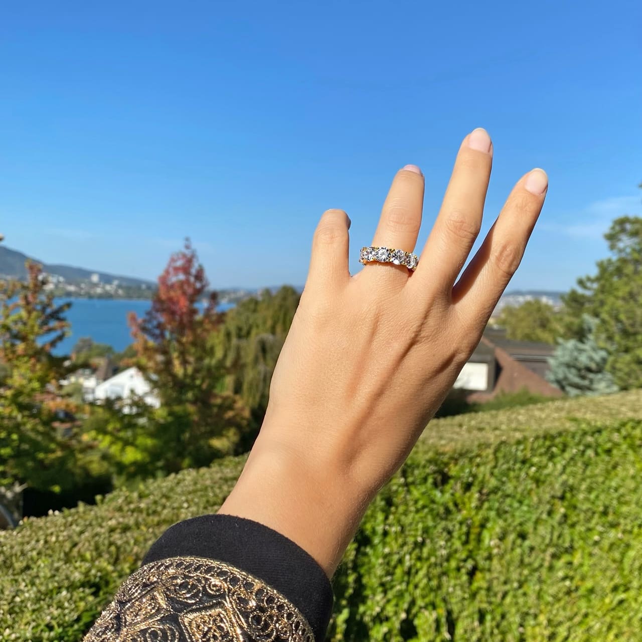 Breiter Memoire Ring mit funkelnden Steinen aus Silber 925 mit 18 karat Vergoldung getragen am Berner Flussbad Marzili