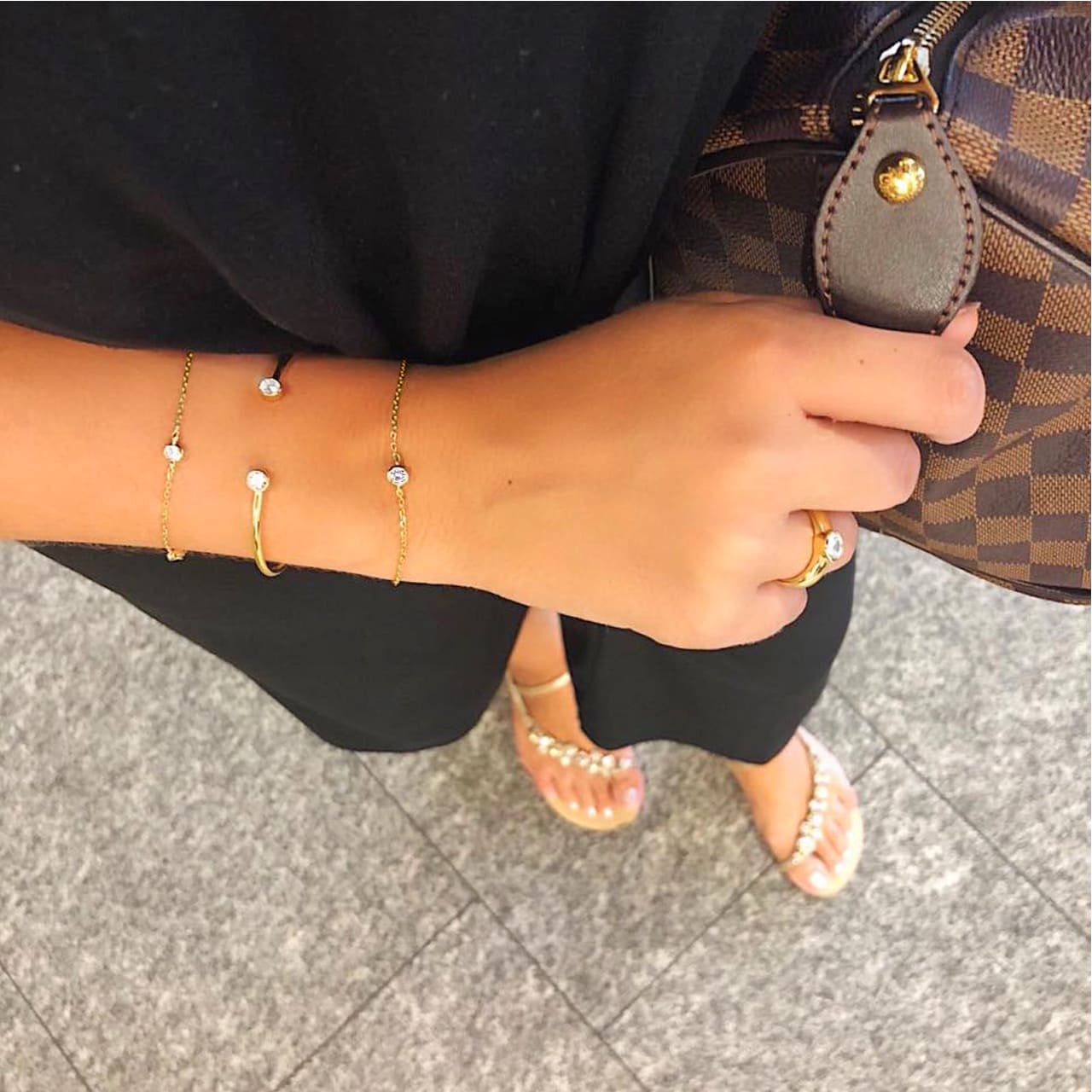 Shopping-Look mit  goldenen Armbändern aus Sterling silber und LV Tasche  auf der Bahnhofstasse in Zürich