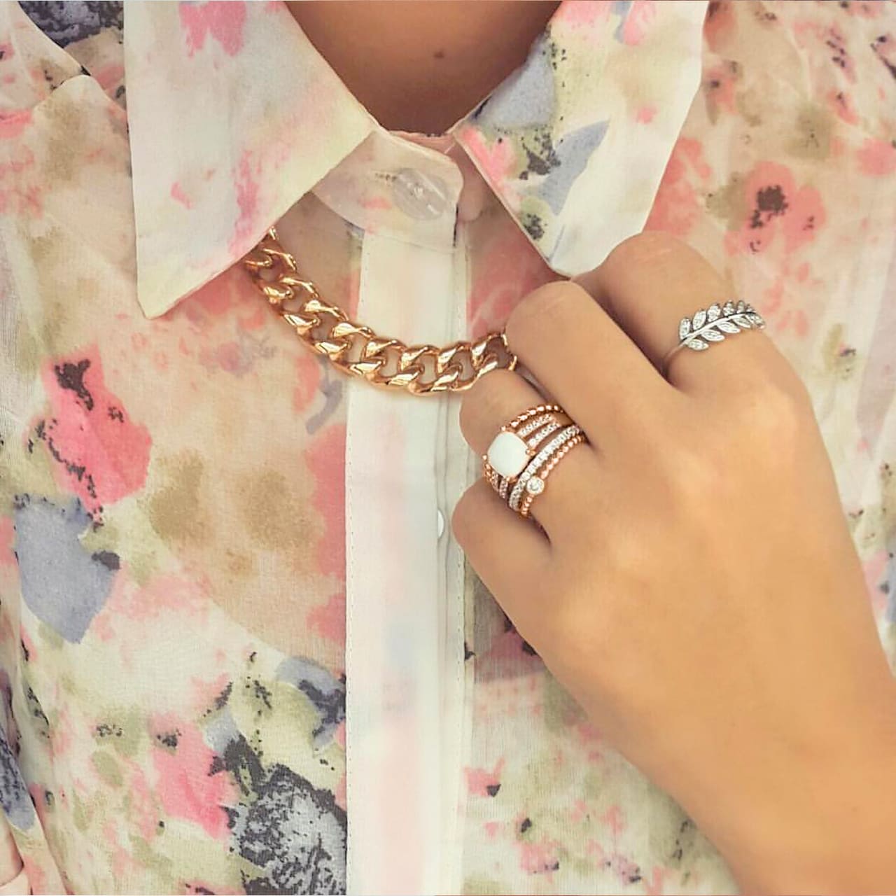 Edler Blatt-Ring aus Sterling Silber mit Zirkonia getragen in CANDY Filiale Zürich