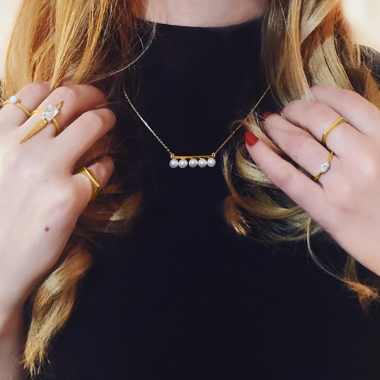 Moderne Perlenkette mit 18 Karat vergoldetem Sterling Silber zu mehreren Ringen aus vergoldetem Sterling Silber in Davos getragen
