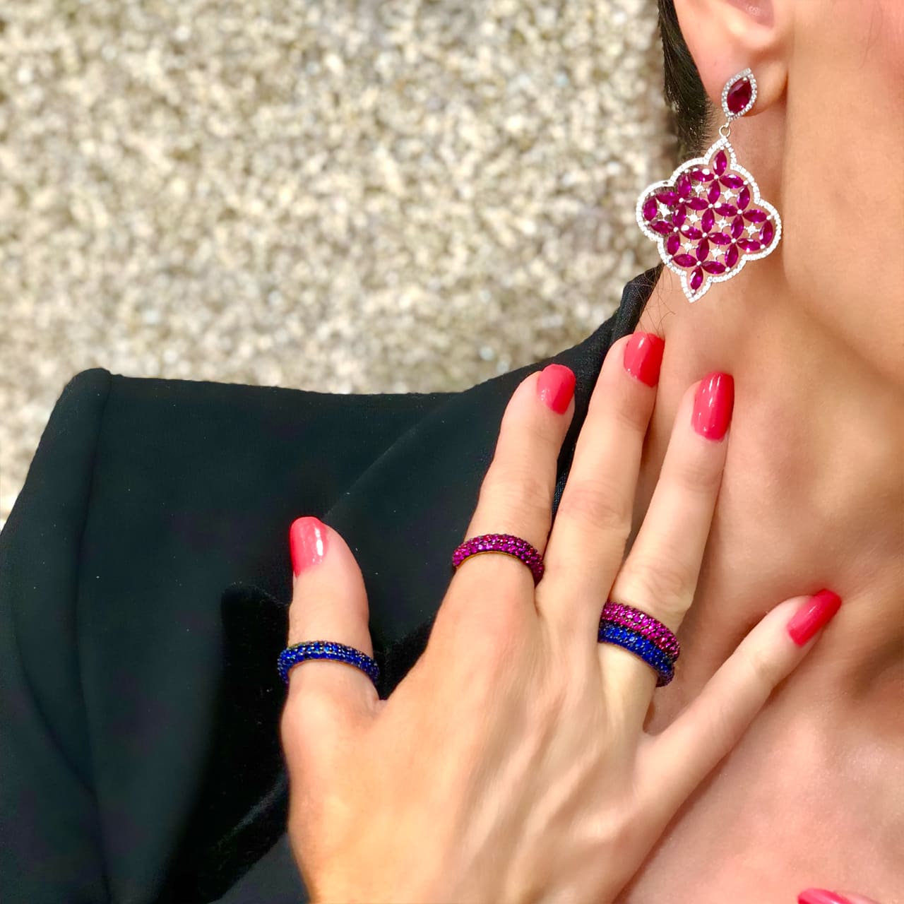 Ausgefallene Silber-Ringe mit pinken Steinen für einen modischen Look in Lugano