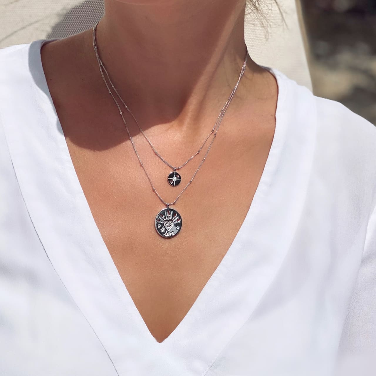 Doppelte Halskette aus rhodiniertem Sterling Silber mit Kugeldesign und Anhängern mit coolen Motiven Herz, Auge, Love-Symbol und Windrose in St. Moritz