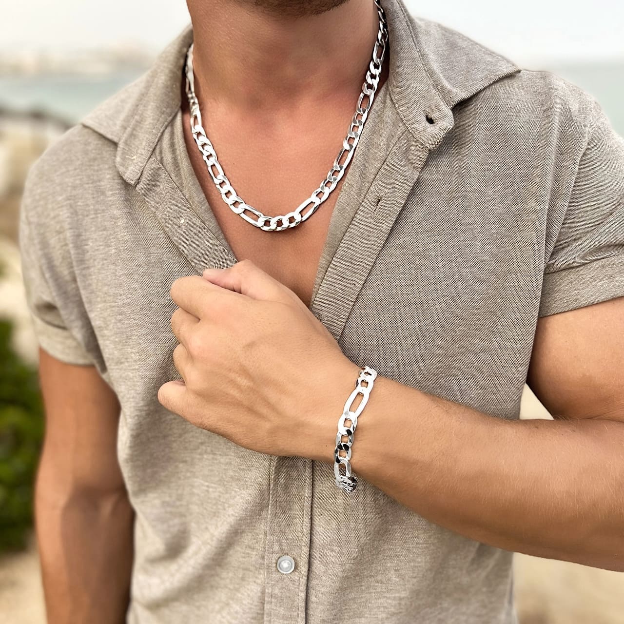 Mann trägt breites Figaro-Armband aus Sterling Silber 925 in La Chaux-de-Fonds