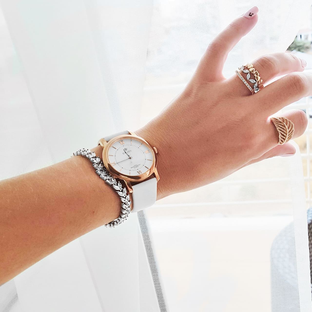 Rosegoldene Uhr mit weissem Lederband perfekt kombiniert zu Armbänder und Ringen aus Sterling Silber in Chur