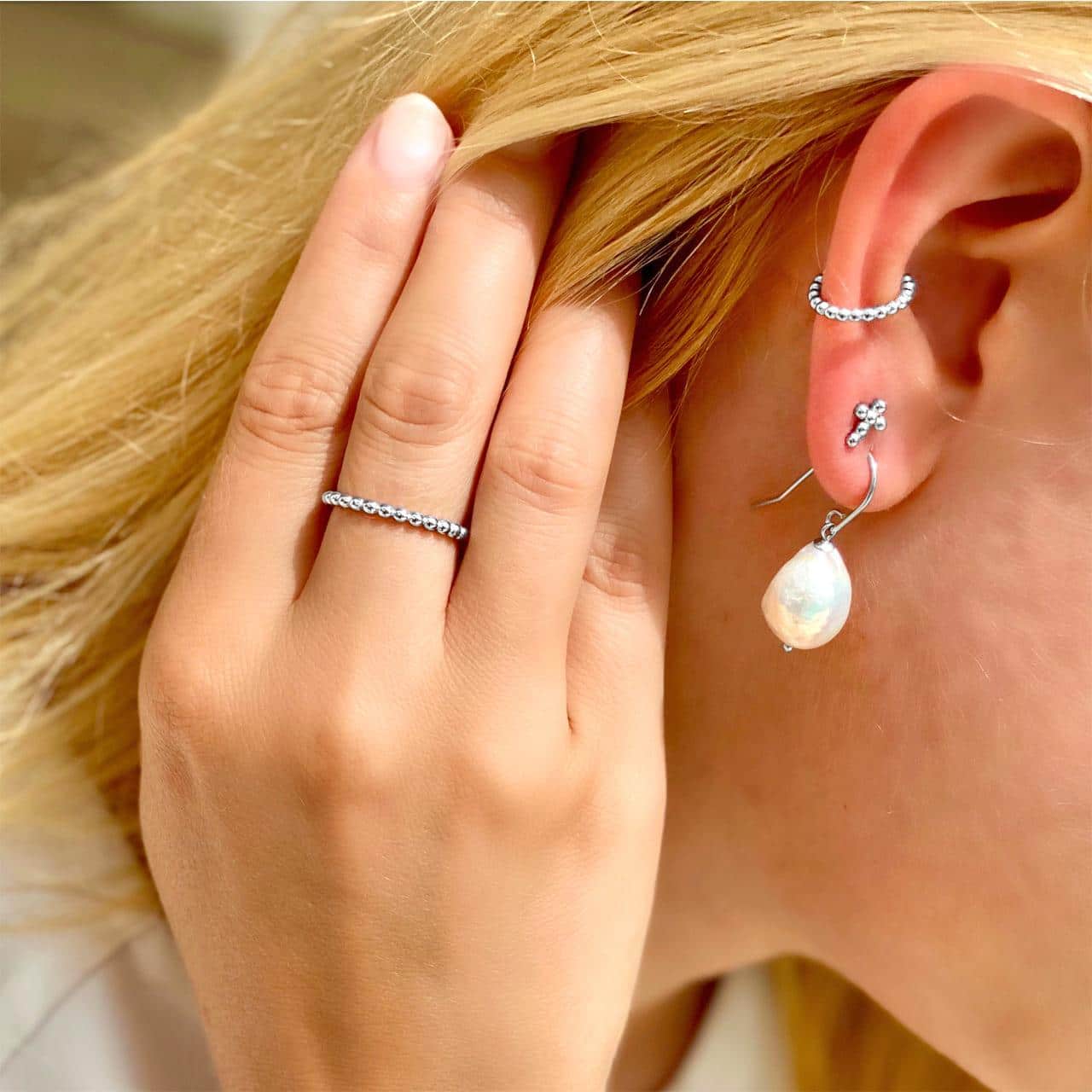 Moderner Ear Cuff im Kugel-Design zum passenden Ring und weiteren Ohrringen aus Silber kombiniert in Meilen