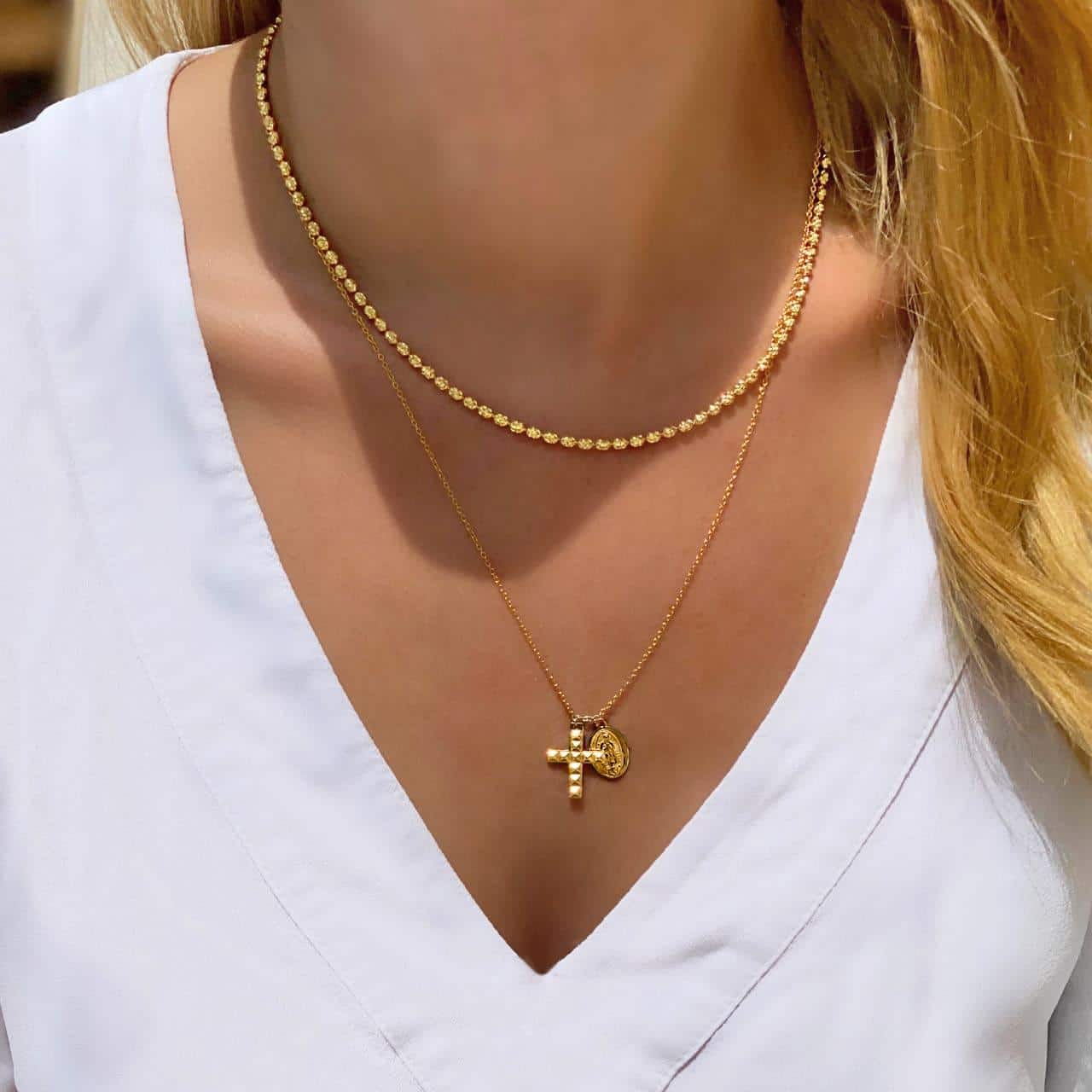 Halskette mit kleinen Kügelchen aus Silber 18 Karat vergoldet getragen zur Kreuzkette in Biel