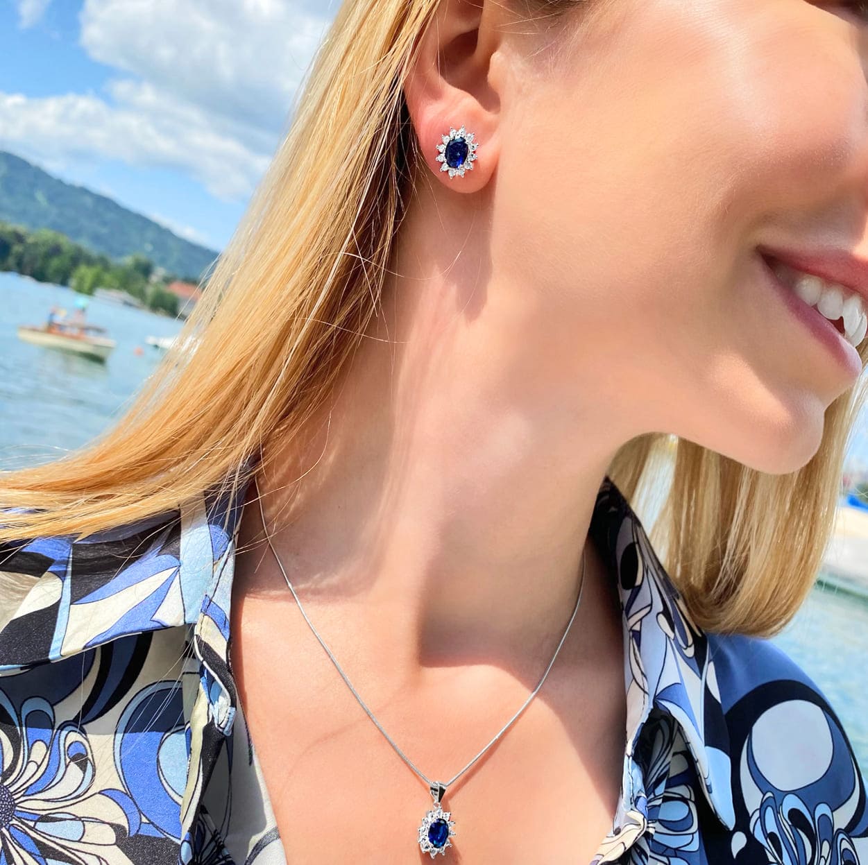 Klassische Ohrringe mit saphirblauen Steinen im ovalen Schliff und weissen Zirkonia getragen am Zürichsee