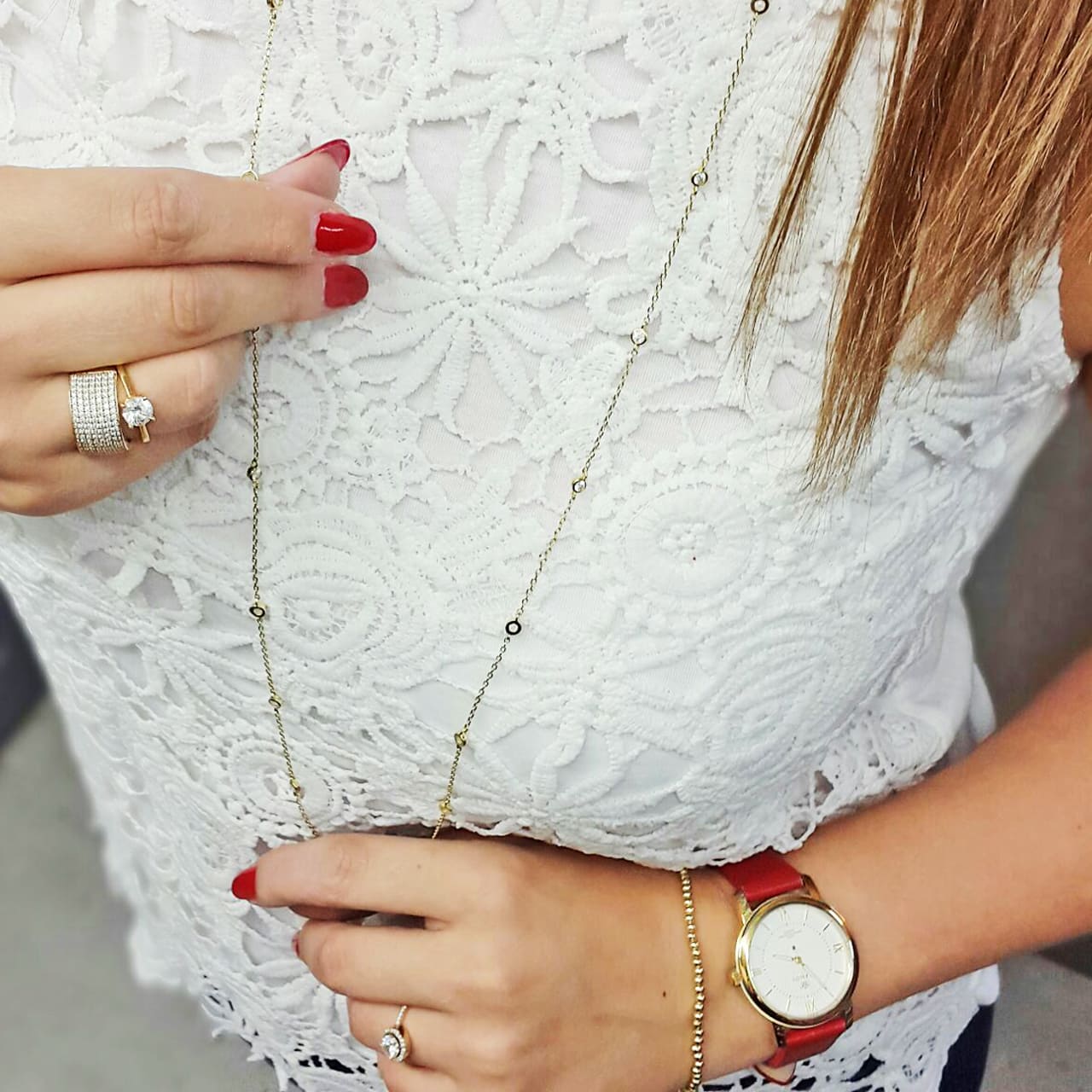 Goldener Schmuck  und Damenuhr aus Silber modern kombiniert mit roten Akzenten in Zürich Enge