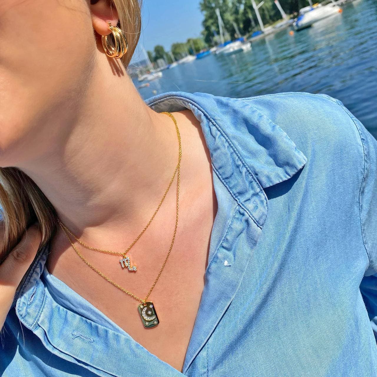 Model mit Sternzeichen Halskette aus vergoldetem Sterling Silber 925 am Ufer des Zugersees