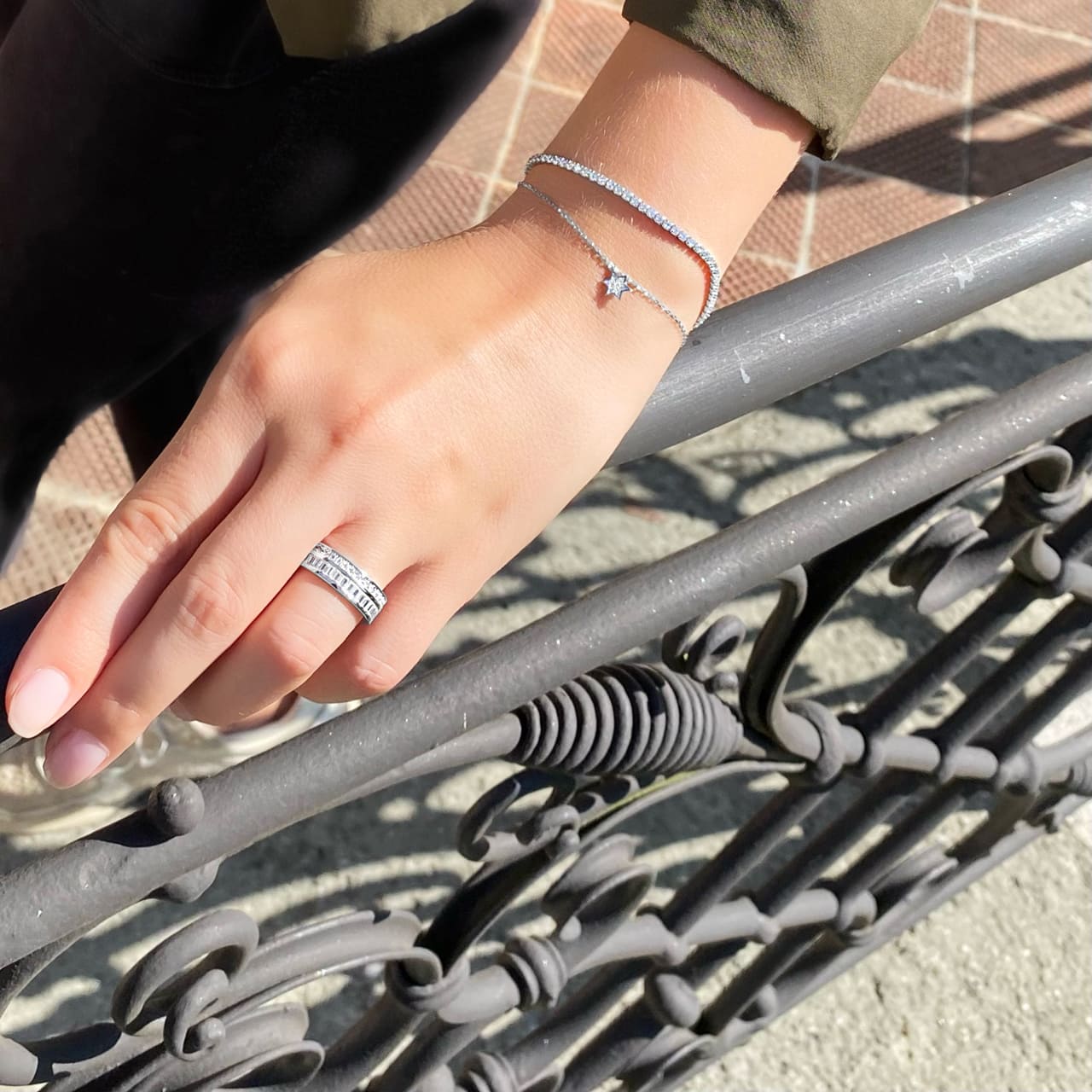 Zweireihiger Ring aus Silber mit funkelnden Steinen getragen am Bernischen Historischen Museum