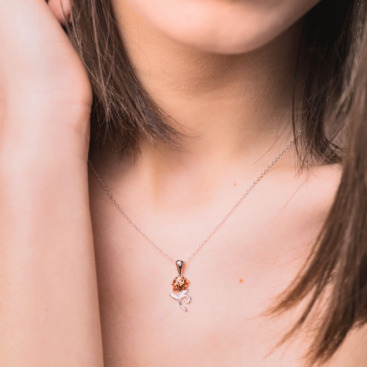 Original Disney Halskette mit Rosen-Anhänger von die Schöne und das Biest aus Sterling Silber und Roségold getragen von Model in der Schweiz