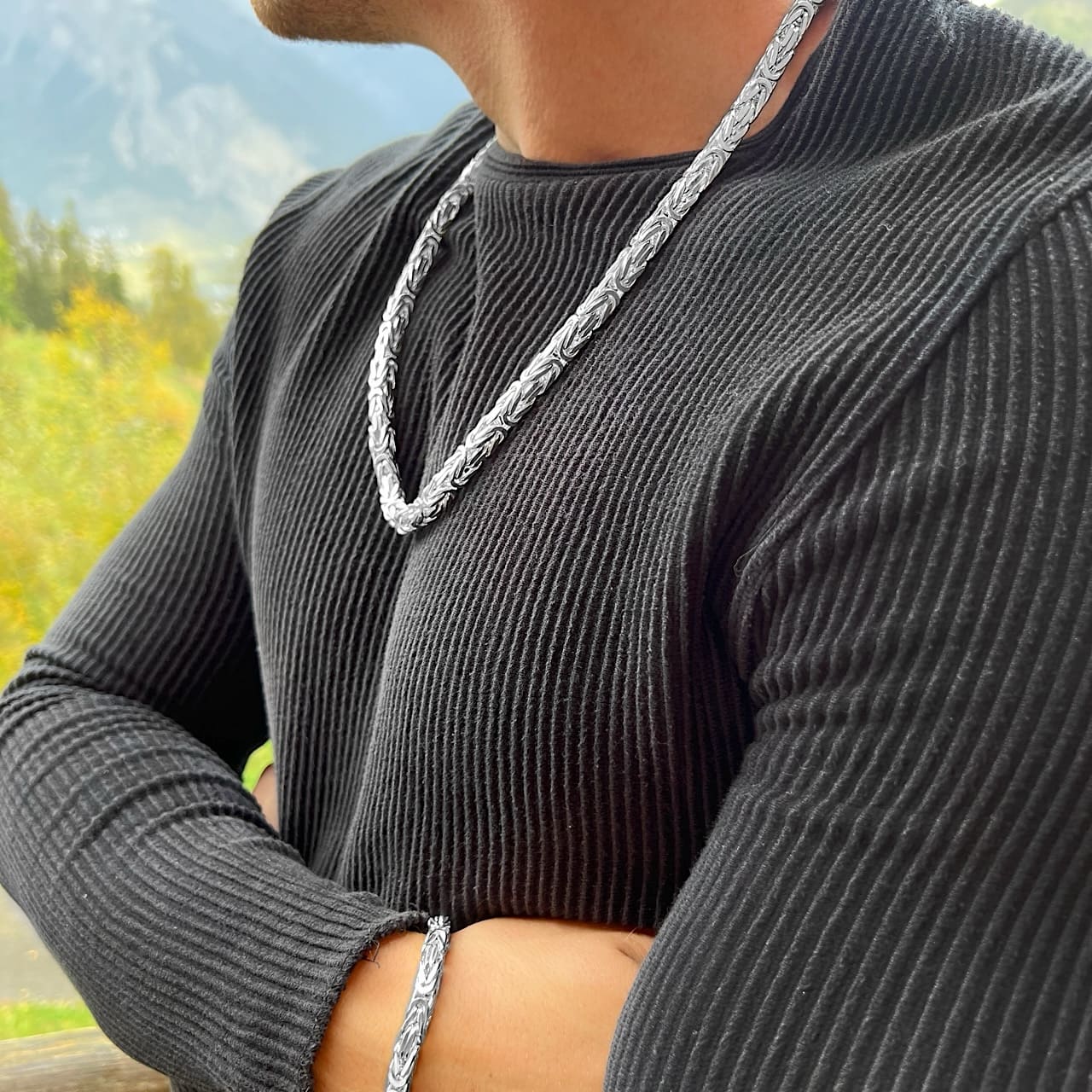 Mann trägt Königskette aus Sterling Silber 925 zu passendem Armband in der Natur des Walensees