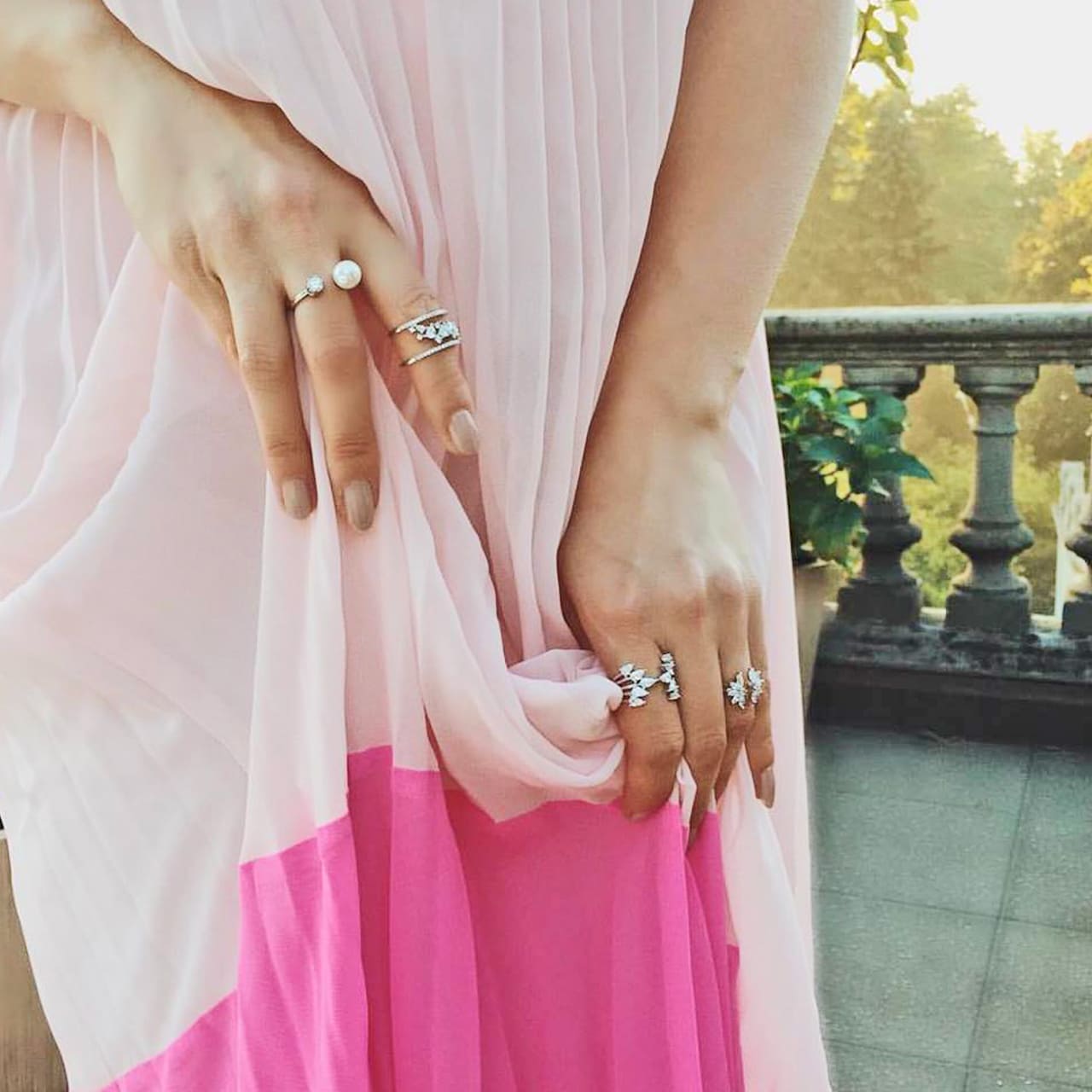  Perlenring aus Silber mit weisser Perle und Zirkonia  zu rosa pinkem Kleid getragen in Bern